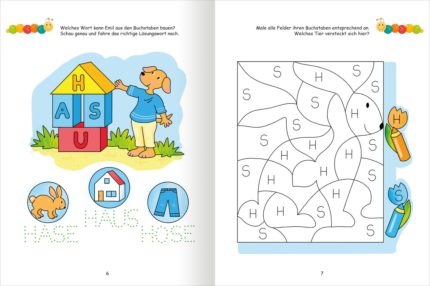 Gezeigt wird eine Innen- oder Zusatzansicht von „Lernraupe – Mein Übungsheft – Erste Buchstaben“. Auf der linken Seite sind ein Hund und ein Kind abgebildet, die gemeinsam ein Bauspielzeug mit bunten Buchstaben verwenden. Darunter sind Illustrationen eines Hasen, eines Hauses und einer Hose in kräftigen Farben. Auf der rechten Seite befindet sich ein Ausmalbild mit einem Tier, umgeben von Buchstaben, die in unterschiedlichen Größen angeordnet sind. Die Schrift ist freundlich und...