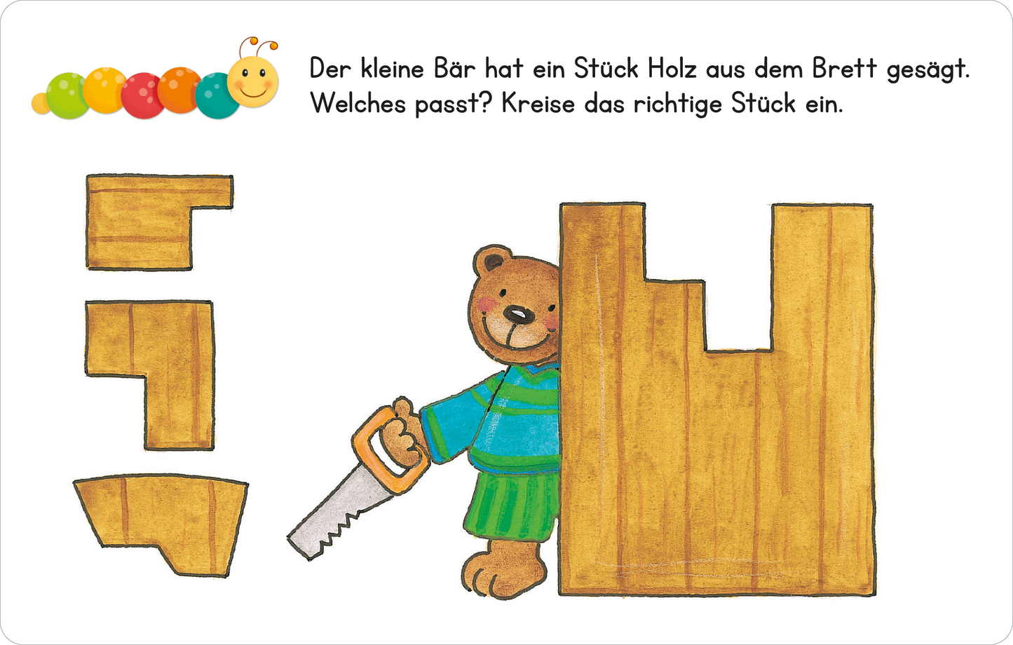 Gezeigt wird eine Innen- oder Zusatzansicht von „Lernraupe – Formen und Größen“. Die Abbildung zeigt einen kleinen, lachenden Bären in einem gestreiften Oberteil, der mit einer Säge ein Holzstück bearbeitet. Links sind verschiedene geometrische Formen in Holzoptik abgebildet. Über dem Bären steht die Frage: „Welches passt? Kreise das richtige Stück ein.“ Die Farben sind hell und kindgerecht, wobei das Holz in Gelb- und Brauntönen gehalten ist, während der Bär in sanften...