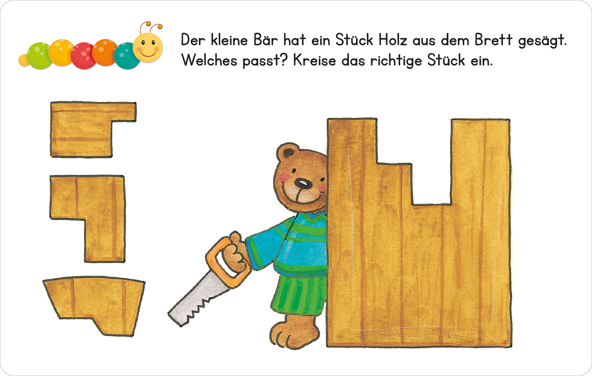 Gezeigt wird eine Innen- oder Zusatzansicht von „Lernraupe – Formen und Größen“. Die Abbildung zeigt einen kleinen, lachenden Bären in einem gestreiften Oberteil, der mit einer Säge ein Holzstück bearbeitet. Links sind verschiedene geometrische Formen in Holzoptik abgebildet. Über dem Bären steht die Frage: „Welches passt? Kreise das richtige Stück ein.“ Die Farben sind hell und kindgerecht, wobei das Holz in Gelb- und Brauntönen gehalten ist, während der Bär in sanften...