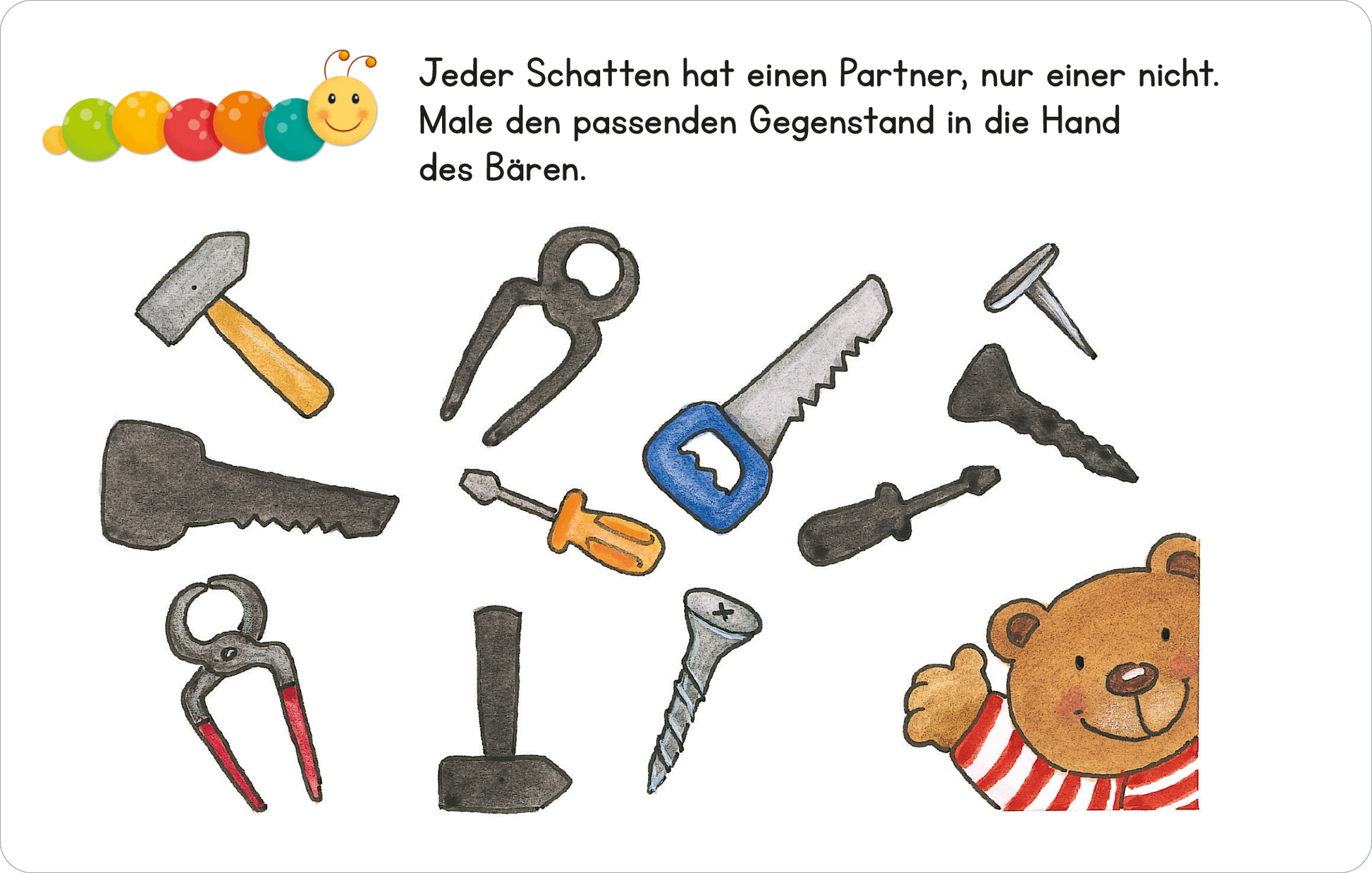 Gezeigt wird eine Innen- oder Zusatzansicht von „Lernraupe – Formen und Größen“. Die Illustration zeigt einen freundlichen Bären mit rot-gestreiftem Shirt, der in seiner rechten Hand Werkzeug hält. Um ihn herum sind verschiedene Werkzeuge wie Schraubenschlüssel, Zangen und Schrauben verteilt. Die Farben sind lebhaft, dominierend sind Blau, Orange und Grau. Der Text in klarer, gut lesbarer Schrift informiert über das Thema der Übung: passenden Gegenstand zuzuordnen.