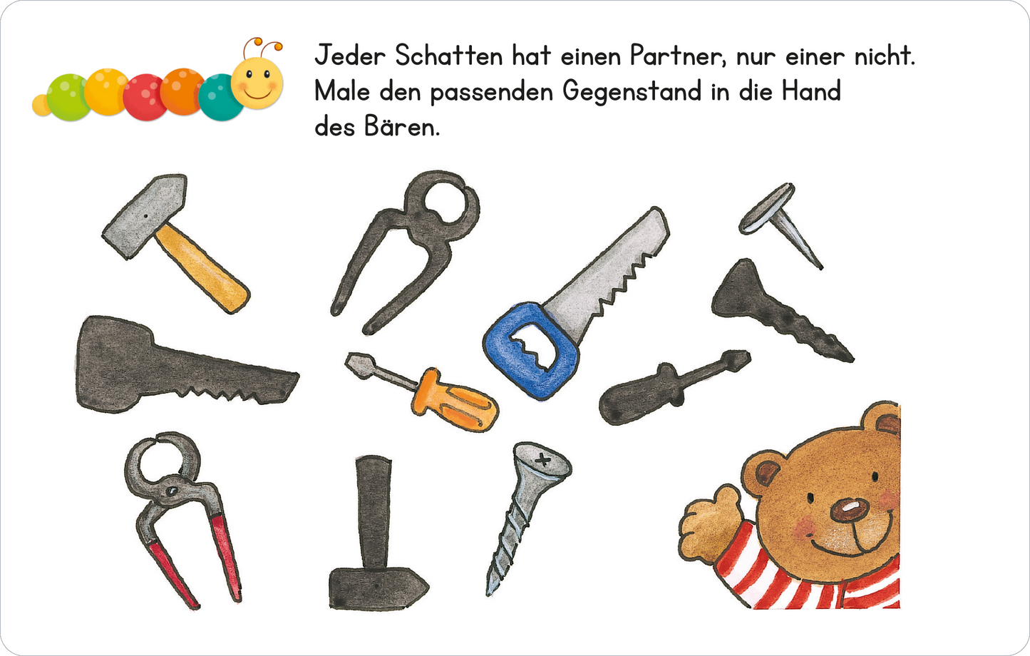 Gezeigt wird eine Innen- oder Zusatzansicht von „Lernraupe – Formen und Größen“. Die Illustration zeigt einen freundlichen Bären mit rot-gestreiftem Shirt, der in seiner rechten Hand Werkzeug hält. Um ihn herum sind verschiedene Werkzeuge wie Schraubenschlüssel, Zangen und Schrauben verteilt. Die Farben sind lebhaft, dominierend sind Blau, Orange und Grau. Der Text in klarer, gut lesbarer Schrift informiert über das Thema der Übung: passenden Gegenstand zuzuordnen.