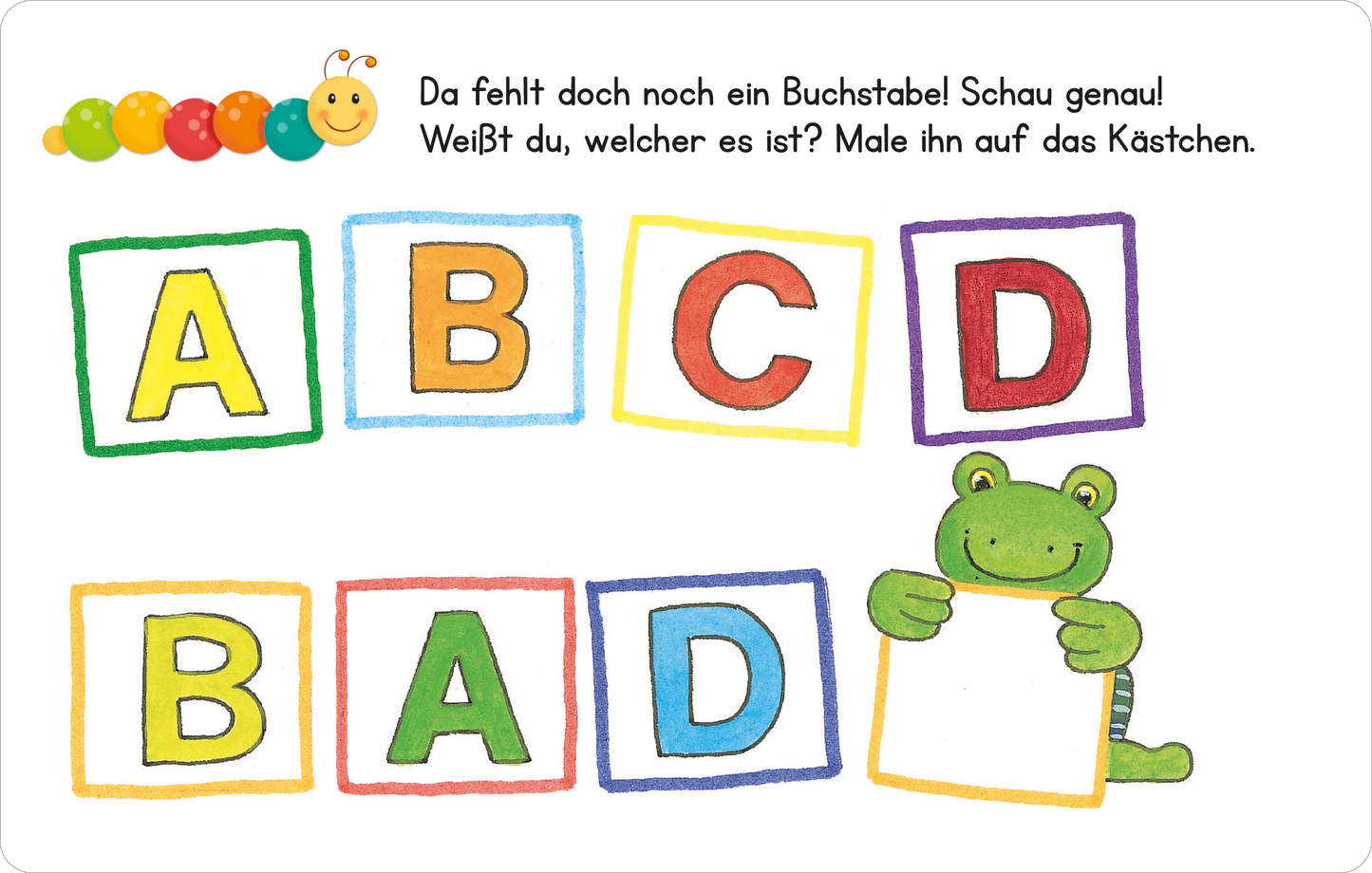Gezeigt wird eine Innen- oder Zusatzansicht von „Lernraupe – Wortspiele“. Die Darstellung zeigt bunte Buchstaben in Kästchen: A, B, C, D in lebhaften Farben wie Blau, Grün, Gelb und Rot. In der Mitte sitzt ein grünes Froschmaskottchen, das ein leeres Kästchen hält. Darüber steht der Text: „Da fehlt doch noch ein Buchstabe! Schau genau!“ Die Schrift ist kindgerecht und gut lesbar. Die Gesamtkomposition ist ansprechend und lädt zum Mitmachen ein.