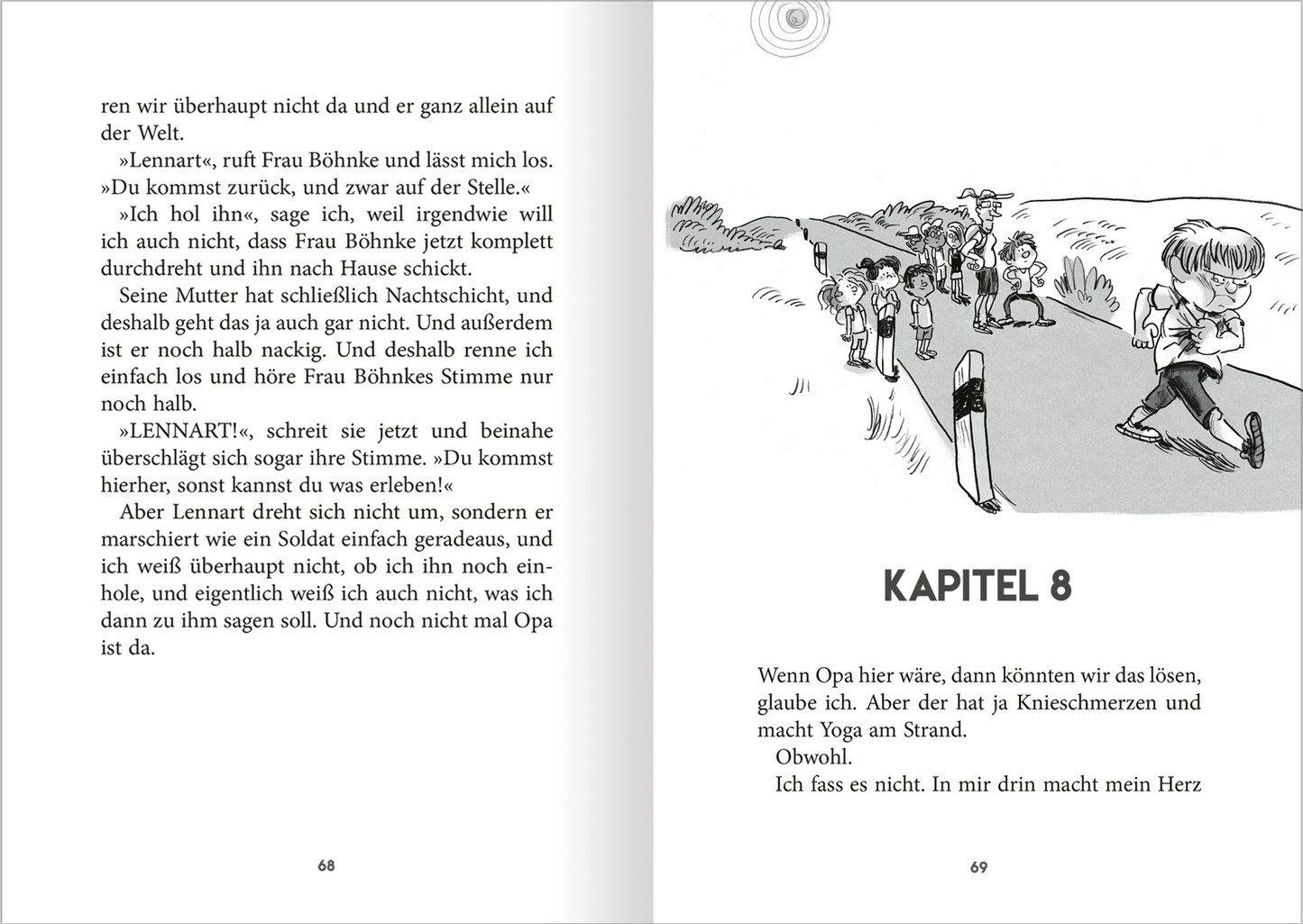 Gezeigt wird eine Innen- oder Zusatzansicht von „Klassenfahrt mit Opa“. Die Doppelseite zeigt Text, der in einer klaren Schriftart in Schwarz auf weißem Hintergrund gesetzt ist. Rechts befindet sich eine schwarz-weiße Illustration, die Kinder zeigt. Die Kapitelüberschrift „KAPITEL 8“ ist deutlich hervorgehoben und in Großbuchstaben dargestellt.