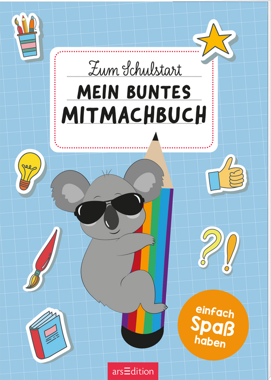 Das Buchcover zeigt einen niedlichen Koala mit Sonnenbrille, der an einem bunten Bleistift sitzt. Der Hintergrund ist hellblau mit einer karierten Struktur. Oben steht in rot-weißem Schriftzug „Zum Schulstart“ und darunter in großen, schwarzen Buchstaben „MEIN BUNTES MITMACHBUCH“. Verschiedene Symbole, wie eine Glühbirne und Daumen hoch, umgeben das Design und vermitteln ein spielerisches Gefühl. Ganz unten mittig steht der Logoschriftzug von arsEdition.