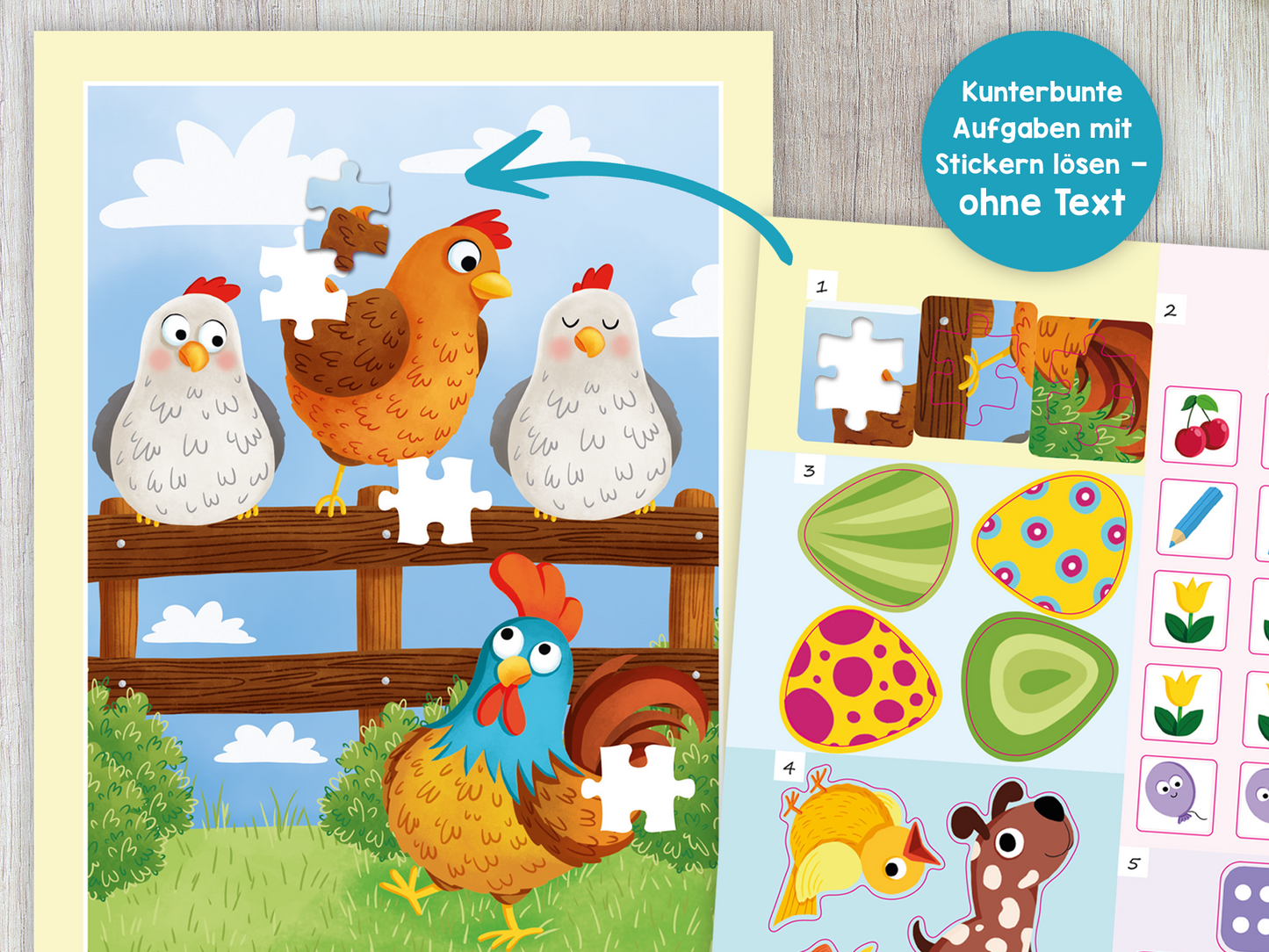 Gezeigt wird eine Innen- oder Zusatzansicht von „Tierische Sticker-Rätsel“. Das Motiv präsentiert lebendige, cartoonartige Hühner und einen Hahn vor einem blauen Himmel, umgeben von einer Holzzaunlandschaft. Die Farben sind bunt und einladend, mit dominanten Gelb-, Rot- und Grüntönen. Auf der rechten Seite sind mehrere bunte Sticker abgebildet, die mit den Rätseln interagieren sollen. Die typografischen Elemente sind klar und freundlich gestaltet, um die Pädagogik zu unterstützen.