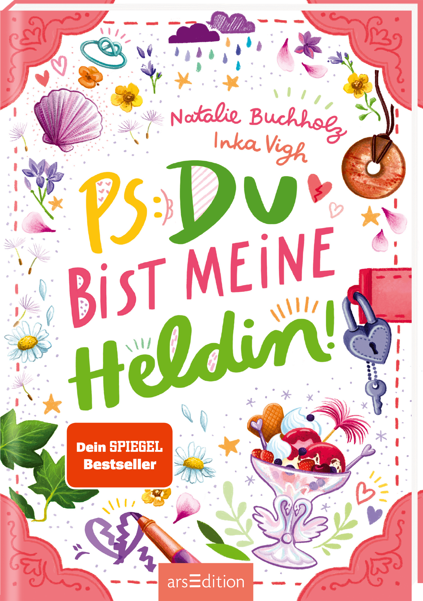 Auf dem Buchcover „PS: Du bist meine Heldin!“ von Natalie Buchholz und Inka Vigh erscheint der Titel in großen, bunten Buchstaben, wobei „Heldin!“ in einem verspielten Grünton hervorgehoben ist. Um den Titel herum sind verschiedene Illustrationen von Herzen, Blumen und Muscheln in leuchtenden Farben zu sehen, die eine fröhliche und einladende Atmosphäre schaffen. In der unteren linken Ecke befindet sich ein Hinweis in orange: „Dein SPIEGEL Bestseller-Autorin“. Ganz unten mittig...