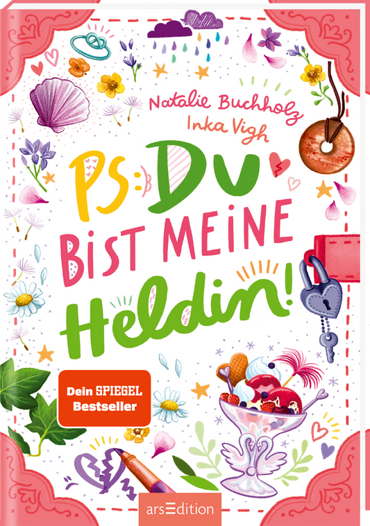 Auf dem Buchcover „PS: Du bist meine Heldin!“ von Natalie Buchholz und Inka Vigh erscheint der Titel in großen, bunten Buchstaben, wobei „Heldin!“ in einem verspielten Grünton hervorgehoben ist. Um den Titel herum sind verschiedene Illustrationen von Herzen, Blumen und Muscheln in leuchtenden Farben zu sehen, die eine fröhliche und einladende Atmosphäre schaffen. In der unteren linken Ecke befindet sich ein Hinweis in orange: „Dein SPIEGEL Bestseller-Autorin“. Ganz unten mittig...