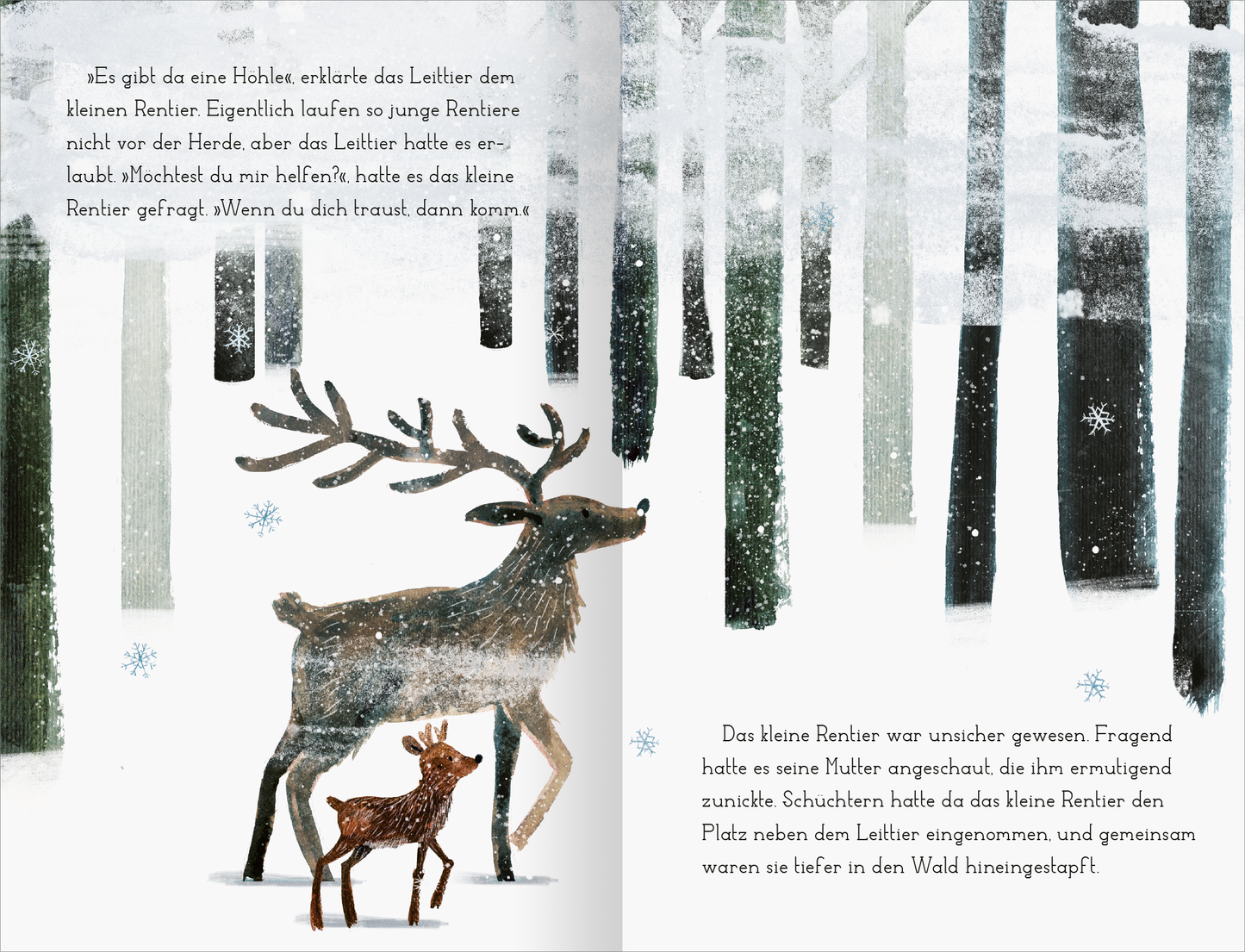 Gezeigt wird eine Innen- oder Zusatzansicht von „Das kleine Rentier und das Rotkehlchen“. Die Darstellung zeigt einen schneebedeckten Wald mit hohen, schmalen Baumstämmen in verschiedenen Grüntönen und Schwarz. Im Vordergrund sieht man ein großes Rentier mit einem kleinen Rentier, beide in sanften Erdtönen. Der Text auf der linken Seite ist in einer verspielten, gut lesbaren Schriftart gehalten und vermittelt die Geschichte. Insgesamt dominiert eine ruhige, winterliche Farbpalette.