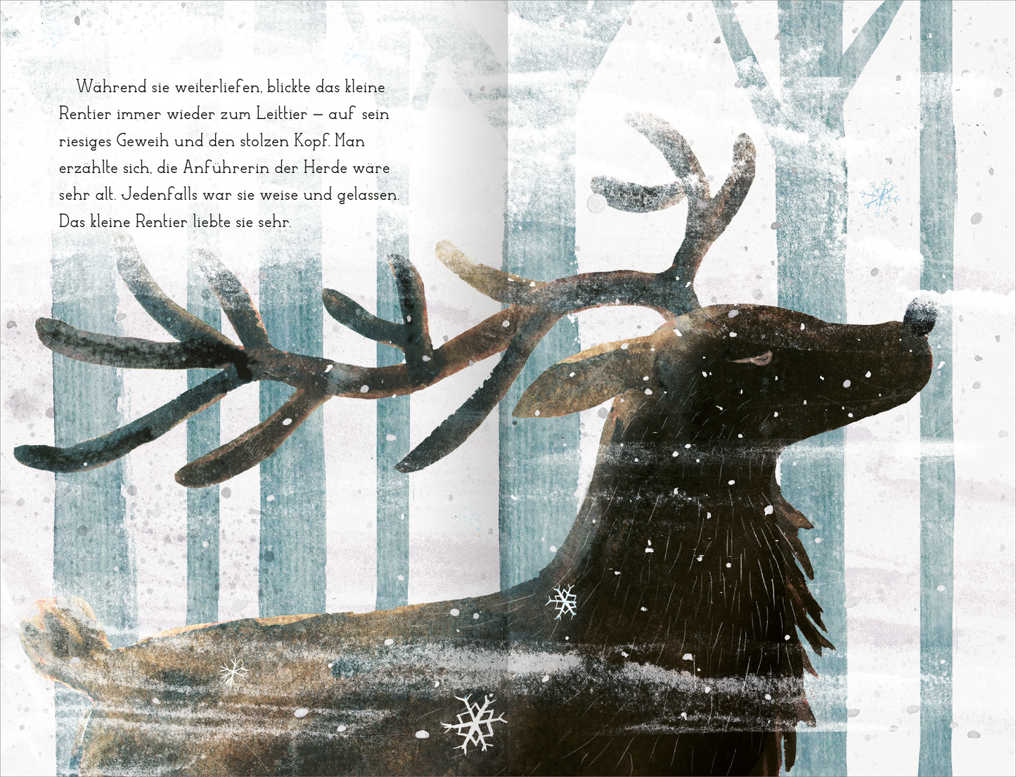 Gezeigt wird eine Innen- oder Zusatzansicht von „Das kleine Rentier und das Rotkehlchen“. Die Illustration zeigt ein kleines Rentier mit einem prächtigen Geweih, das vor einem verträumten, in sanften Blautönen gehaltenen Hintergrund steht. Weiße, schneebedeckte Bäume sind sichtbar, die eine winterliche Atmosphäre schaffen. Auf der linken Seite sind handschriftlich Textelemente in einer freundlichen, verspielten Typografie angeordnet, die die Erzählung unterstützen. Die Szenen sind...