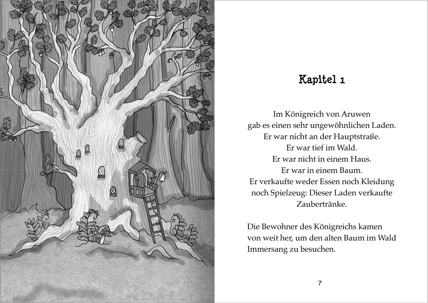 Gezeigt wird eine Innenansicht von „Der kleine Magier – Die Zauber-Apotheke“. Auf der linken Seite ist eine schwarz-weiße Illustration eines großen, knorrigen Baumes mit einem Baumhaus in dessen Nähe. Viele kleine Türen und Fenster sind in den Baum eingearbeitet. Auf der rechten Seite steht der Text des ersten Kapitels in einer klaren, gut lesbaren Schrift, die auf hellem Hintergrund platziert ist. Der Gesamteindruck vermittelt eine geheimnisvolle, fantasievolle Atmosphäre.
