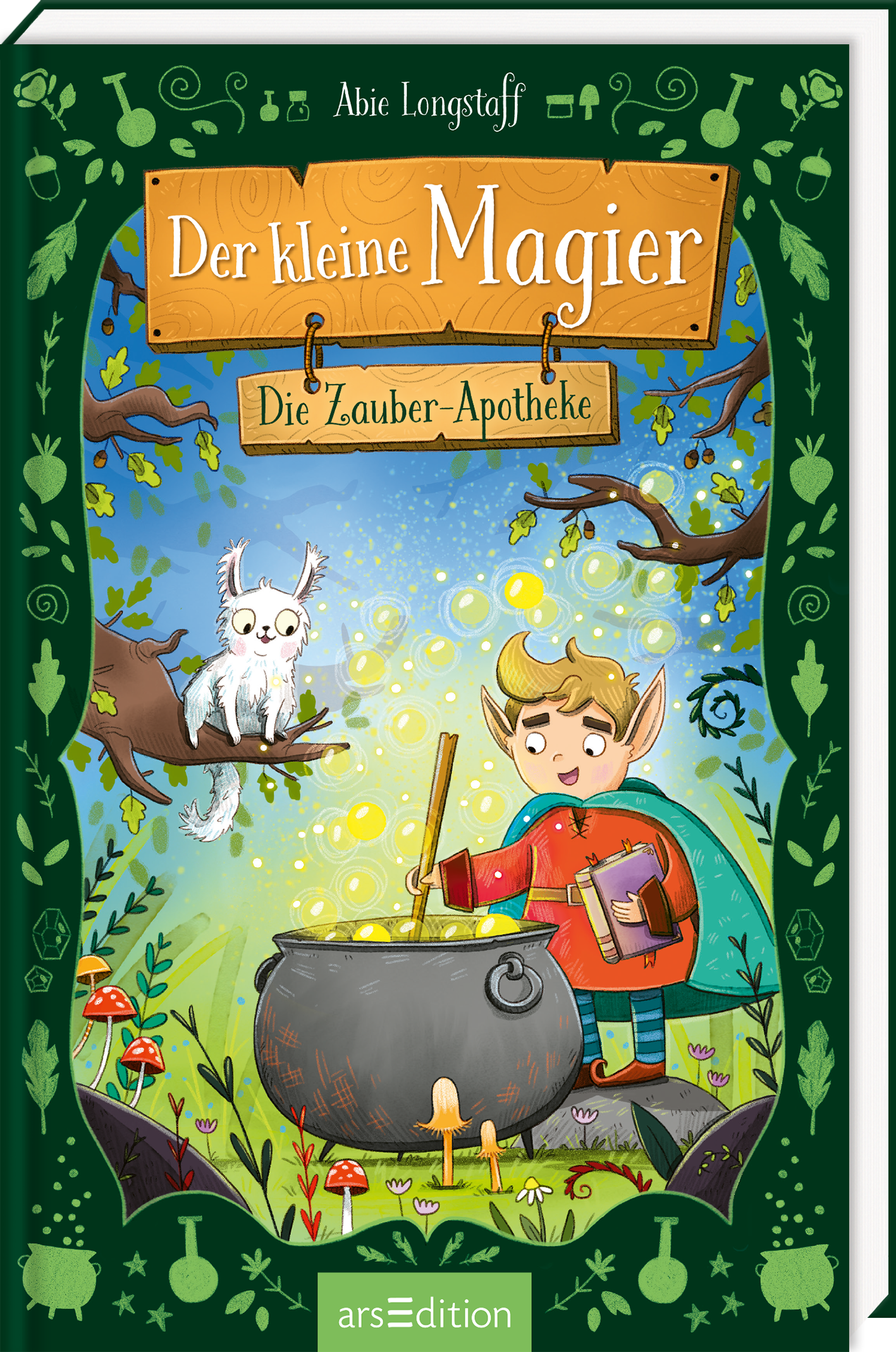 Das Cover zeigt einen kleinen Magier mit spitzen Ohren, der an einem großen, dampfenden Kessel steht. Er trägt ein rotes Outfit und hält ein Buch in der Hand. Neben ihm sitzt ein kleiner, weißer Fuchs auf einem Baumzweig. Der Hintergrund ist lebhaft mit grünen Farben und zahlreichen magischen Elementen, wie Pilzen und Glühbirnen. Der Titel „Der kleine Magier“ ist in großen, orangefarbenen Lettern über dem Bild platziert, darunter steht „Die Zauber-Apotheke“. Ganz unten mittig...