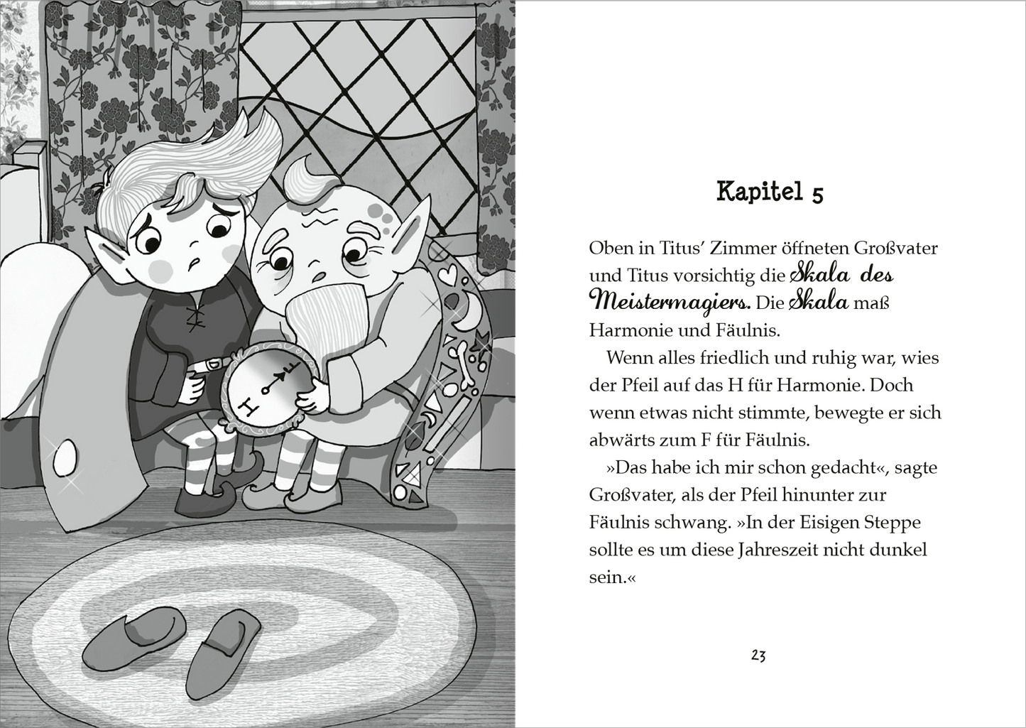 Gezeigt wird eine Innen- oder Zusatzansicht von „Der kleine Magier – Der Sternentrank“. Die Illustration zeigt zwei Charaktere, einen Jungen mit spitzen Ohren und einem anderen mit einem schelmischen Gesichtsausdruck, die auf einem gepolsterten Sessel sitzen. Sie halten eine Puppe in den Händen. Der Hintergrund ist in Grautönen mit detaillierten Fenstermustern und einem floralen Vorhang. Rechts ist der Text des Kapitels in einer klaren, gut lesbaren serifenlosen Schrift in...