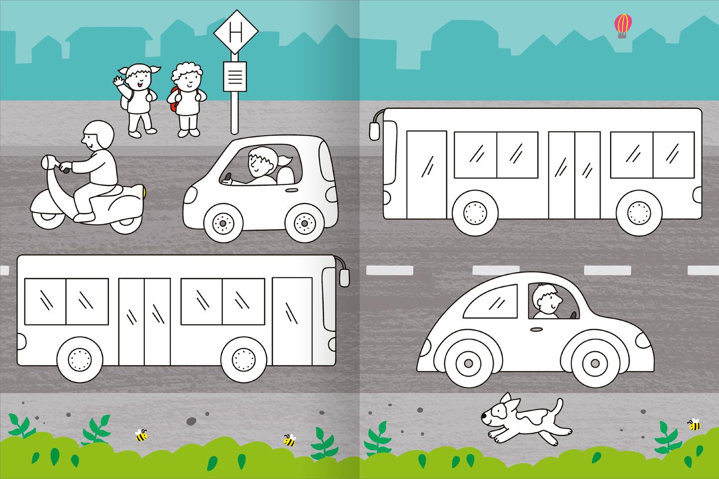 Gezeigt wird eine Innen- oder Zusatzansicht von „Mein großes buntes Malbuch – Fahrzeuge“. Die Seite zeigt eine bunt illustrierte Verkehrsszene mit verschiedenen Fahrzeugen wie einem Roller, Autos und Bussen auf einer grauen Straße. Im Hintergrund spielen zwei Kinder an einer Bushaltestelle. Die Perspektive ist aus der Höhe, um die Umgebung darzustellen, während grüne Pflanzen und Bienen am unteren Rand der Seite ein lebhaftes Element hinzufügen.