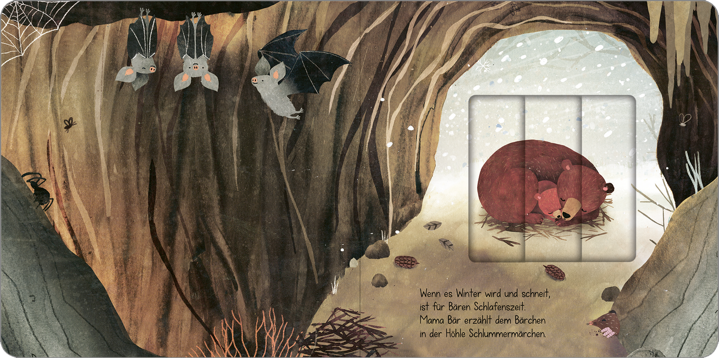 Gezeigt wird eine Innenansicht von „Wenn es Winter wird und schneit“. Die Illustration zeigt eine Höhle, in der ein schlafender Bär zu sehen ist, umgeben von Tannenzapfen und Laub. Oben hängen zwei Fledermäuse und eine graue Maus, während sanfte Schneeflocken fallen. Die Farbpalette umfasst warme Erdtöne, Braun und sanfte Blautöne. Die typografische Gestaltung ist klar und kindgerecht, mit einer verspielten Schriftart, die den Text harmonisch in die Szene integriert.