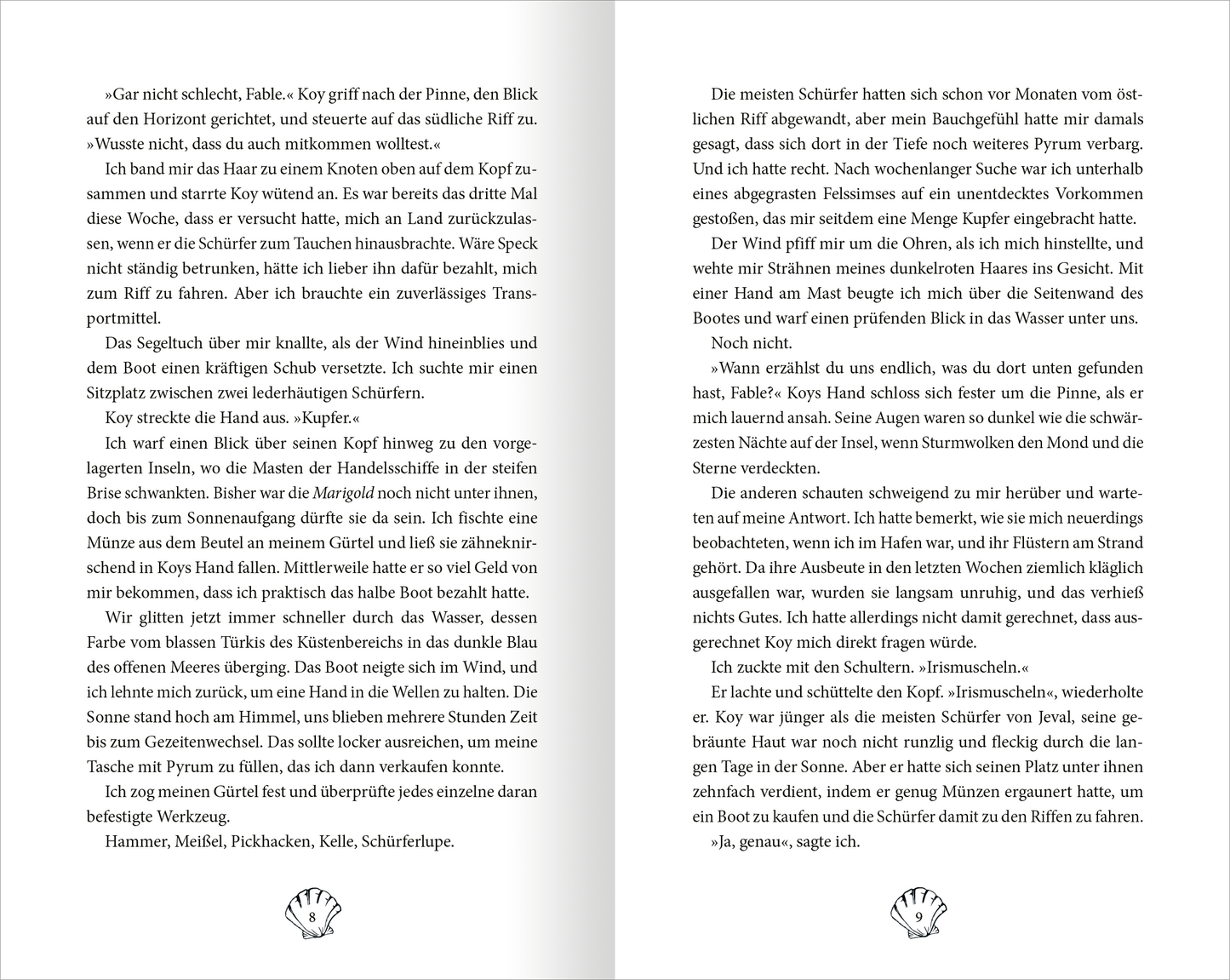 Gezeigt wird eine Innen- oder Zusatzansicht von „Fable – Der Gesang des Wassers“. Die Seiten sind im eleganten Layout mit schwarz-weißer Typografie gestaltet. Der Text ist in einer gut lesbaren Serifenschrift gesetzt, wobei die Kapitelüberschriften in einer größeren, markanten Schriftart hervorgehoben sind. Links und rechts oben sind feine, illustrative Elemente eingefügt.