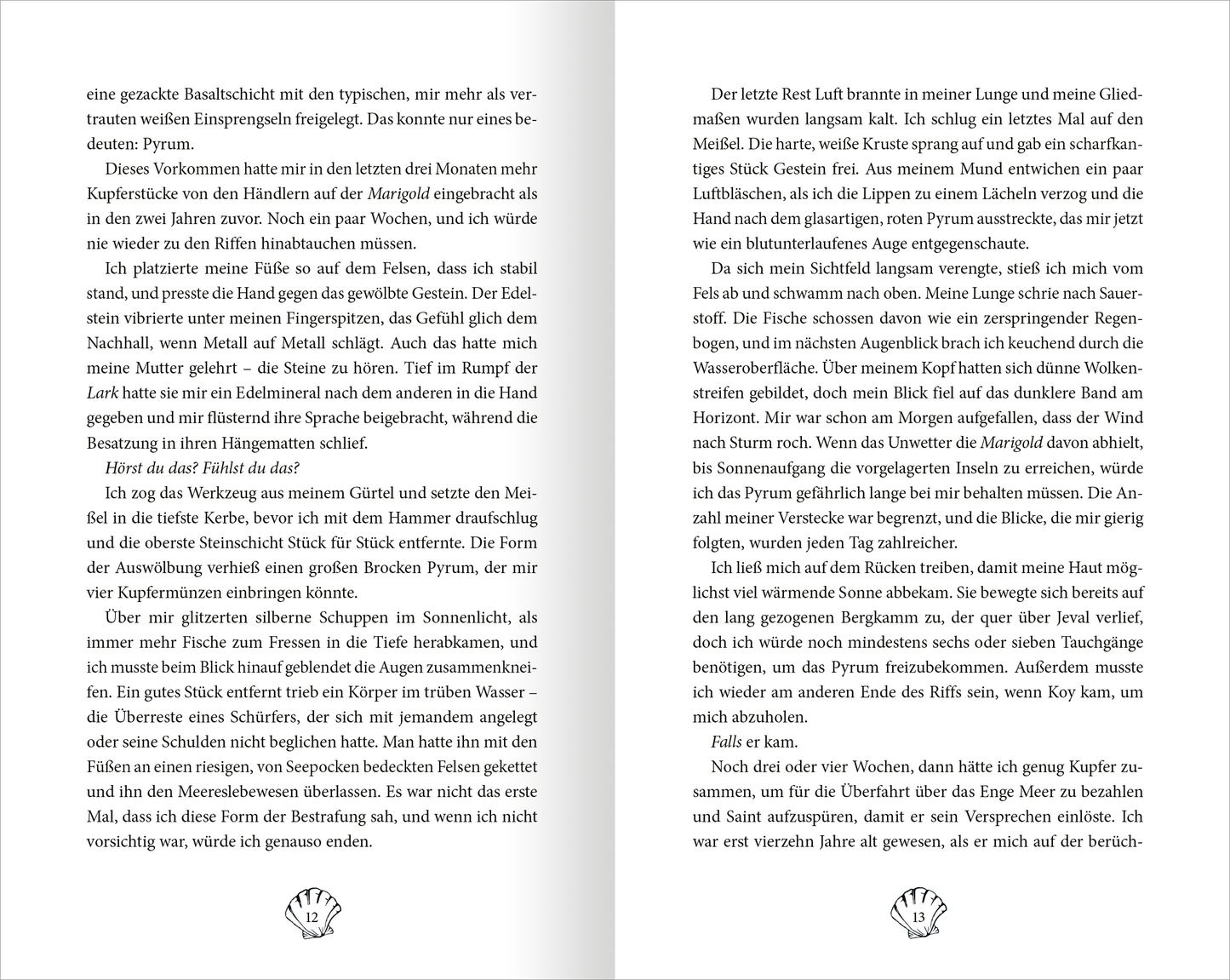 Gezeigt wird eine Innen- oder Zusatzansicht von „Fable – Der Gesang des Wassers“. Die Seiten sind in einem klaren, gut lesbaren Layout gestaltet. Die Schrift ist eine elegante Serifenschrift in Schwarz, die auf einem weißen Hintergrund steht und einen hohen Kontrast bietet. Der Text ist in gut strukturierten Absätzen angeordnet. Im unteren Bereich der Seiten befindet sich ein dekoratives, stilisiertes Muschel-Motiv, das das maritime Thema des Buches unterstreicht.