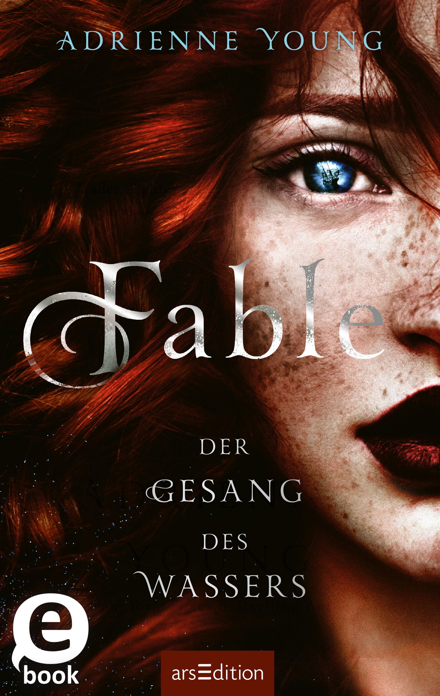 Das Buchcover zeigt die linke Gesichtshälfte einer Frau mit auffällig rotem Haar und einem ausdrucksstarken Blick. Der Titel „Fable“ ist in eleganter, geschwungener Schrift oben mittig platziert, während darunter der Untertitel „der Gesang des Wassers“ in schlichterer Schrift steht. Der Name der Autorin Adrienne Young ist am oberen Rand platziert. Ganz unten mittig steht der Logoschriftzug von arsEdition.