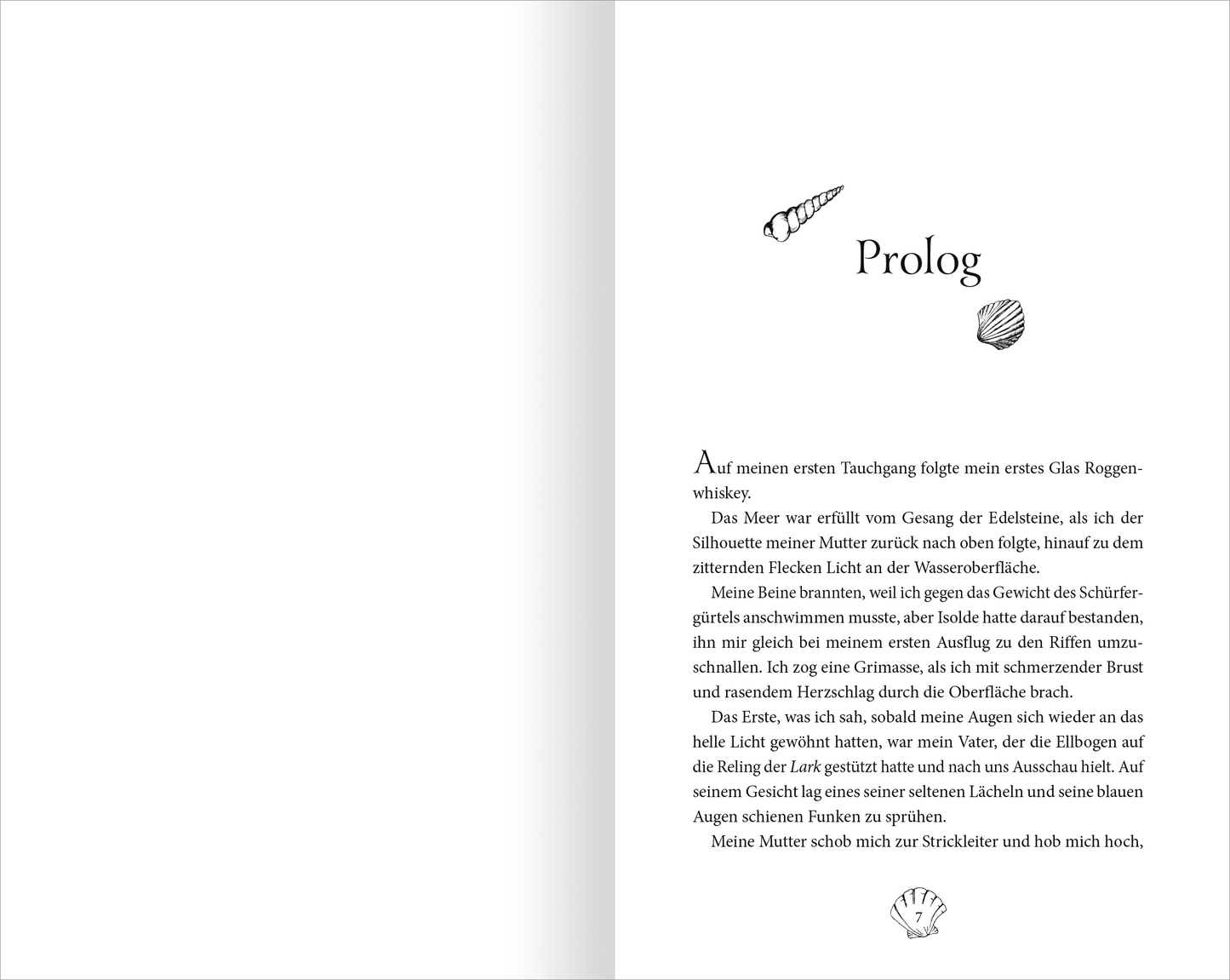 Gezeigt wird eine Innenansicht von „Fable – Das Geheimnis der Mitternacht“. Die linke Seite bleibt leer, während auf der rechten Seite der Titel „Prolog“ in großer, eleganter Schrift in Schwarz hervorgehoben ist. Der Text beginnt mit einer geschwungenen, gut lesbaren Serifenschrift. Über dem Titel sind skizzierte Muscheln und Strukturen angeordnet, die dem Layout eine maritime Note verleihen. Die sanfte Farbgebung unterstützt die Atmosphäre des Geheimnisvollen und Anziehenden.