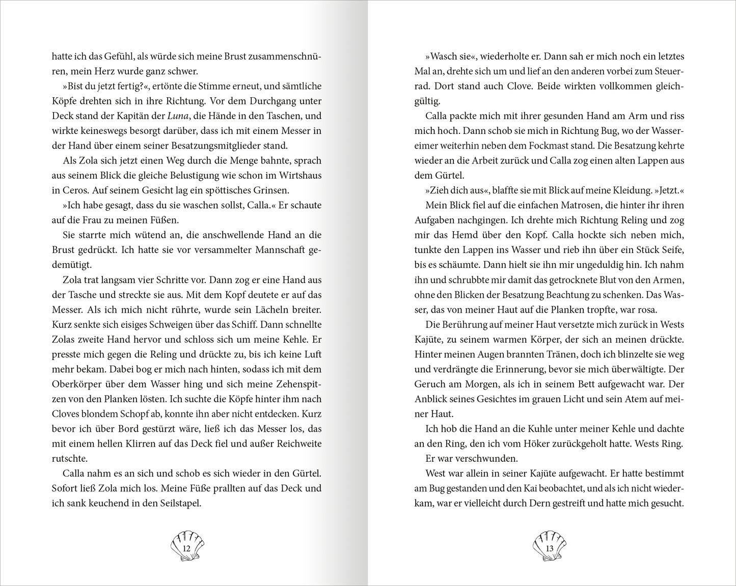 Gezeigt wird eine Innen- oder Zusatzansicht von „Fable – Das Geheimnis der Mitternacht“. Die Seiten sind im Hochformat gestaltet und präsentieren einen klaren, lesefreundlichen Text in einer modernen, gut lesbaren Serifenschrift. Die Hauptfarbe des Textes ist Schwarz auf einem feinen, hellen Hintergrund, was den Kontrast unterstützt. Zwischen den Absätzen sind ausreichend Freiräume, und die Seitenzahlen sind dezent platziert. Eine stilisierte Kapitelmarke ist am Seitenrand zu sehen,...