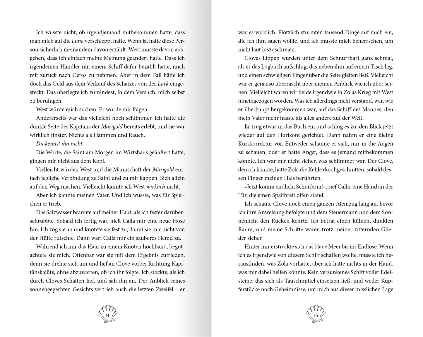 Gezeigt wird eine Innenansicht von „Fable – Das Geheimnis der Mitternacht“. Die Doppelseite präsentiert einen klar strukturierten Text in einer gut leserlichen Serifen-Schriftart. Die Seiten sind in einem sanften, cremefarbenen Ton gehalten, was die Lesbarkeit fördert. Der Text ist in schwarzer Farbe gedruckt und mit einem ansprechenden Zeilenabstand versehen. Kleine illustrative Elemente, wie eine dezente Verzierung am unteren Seitenrand, ergänzen das Gesamtbild harmonisch.