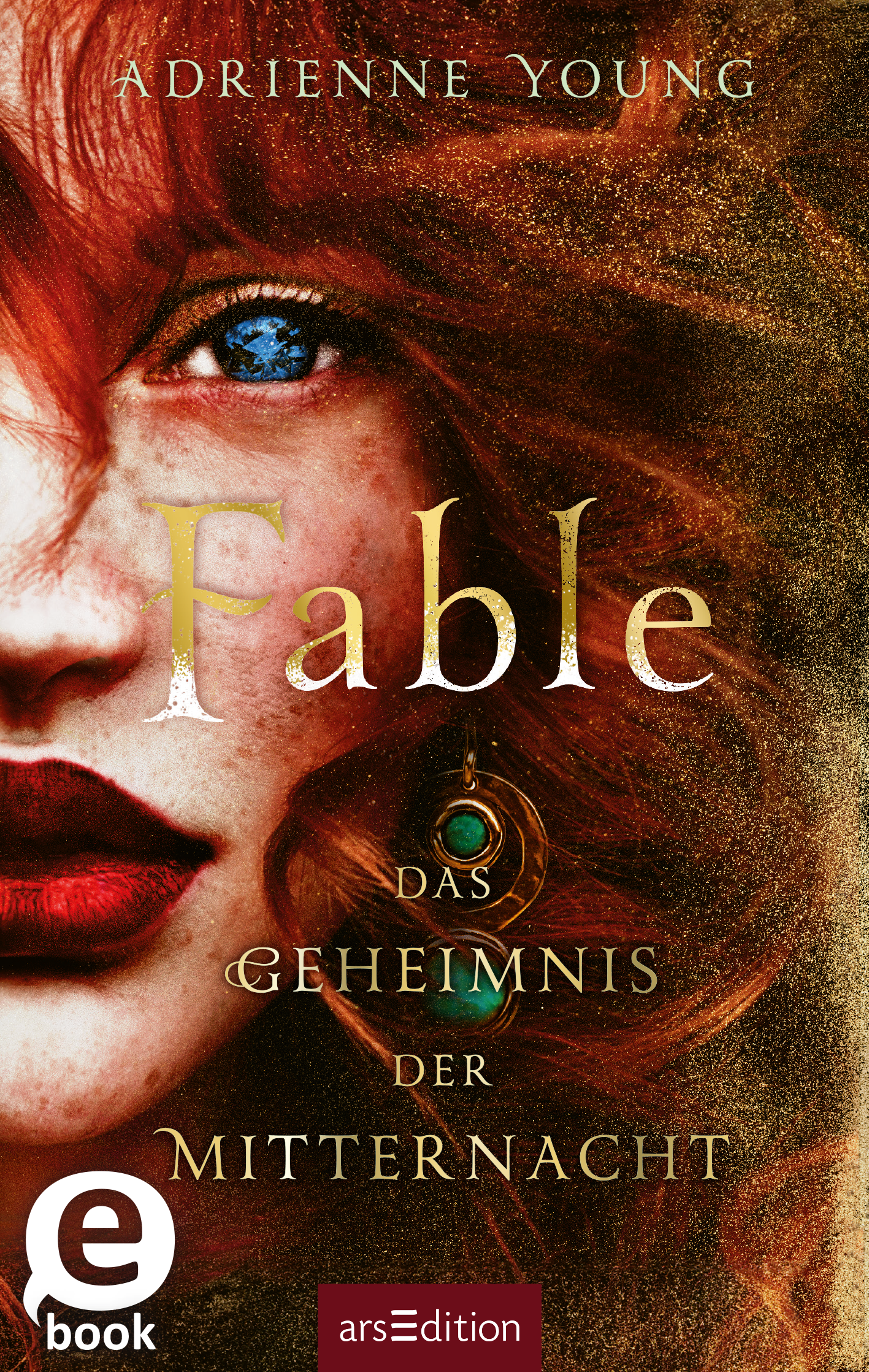 Das Buchcover zeigt die rechte Gesichtshälfte einer jungen Frau mit auffälligen roten Locken und eindrucksvollen blauen Augen. Der Titel „Fable“ ist in goldener, eleganter Schrift gestaltet, während der Untertitel „das Geheimnis der Mitternacht“ darunter in einer schlichten, helleren Schriftart erscheint. Der Hintergrund ist in warmen Gold- und Brauntönen gehalten, was eine mystische Atmosphäre schafft. Der Name der Autorin Adrienne Young ist oben mittig platziert. Ganz unten links...