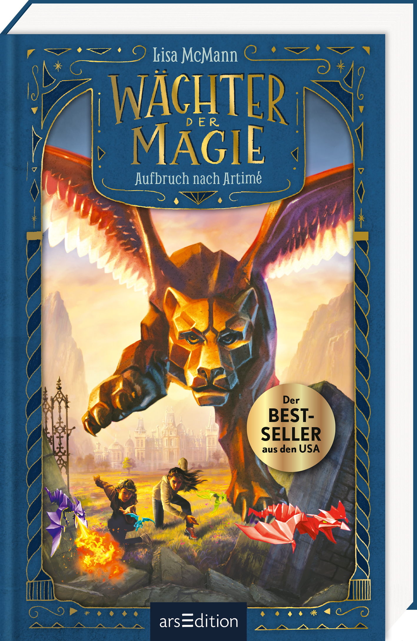 Der Buchtitel "Wächter der Magie - Aufbruch nach Artime" ist oben mittig in goldenen Buchstaben platziert. Darunter ist in einem Rahmen ein großer geflügelter Löwe abgebildet, der über zwei Kindern fliegt. Ganz unten mittig steht der Logoschriftzug von arsEdition.