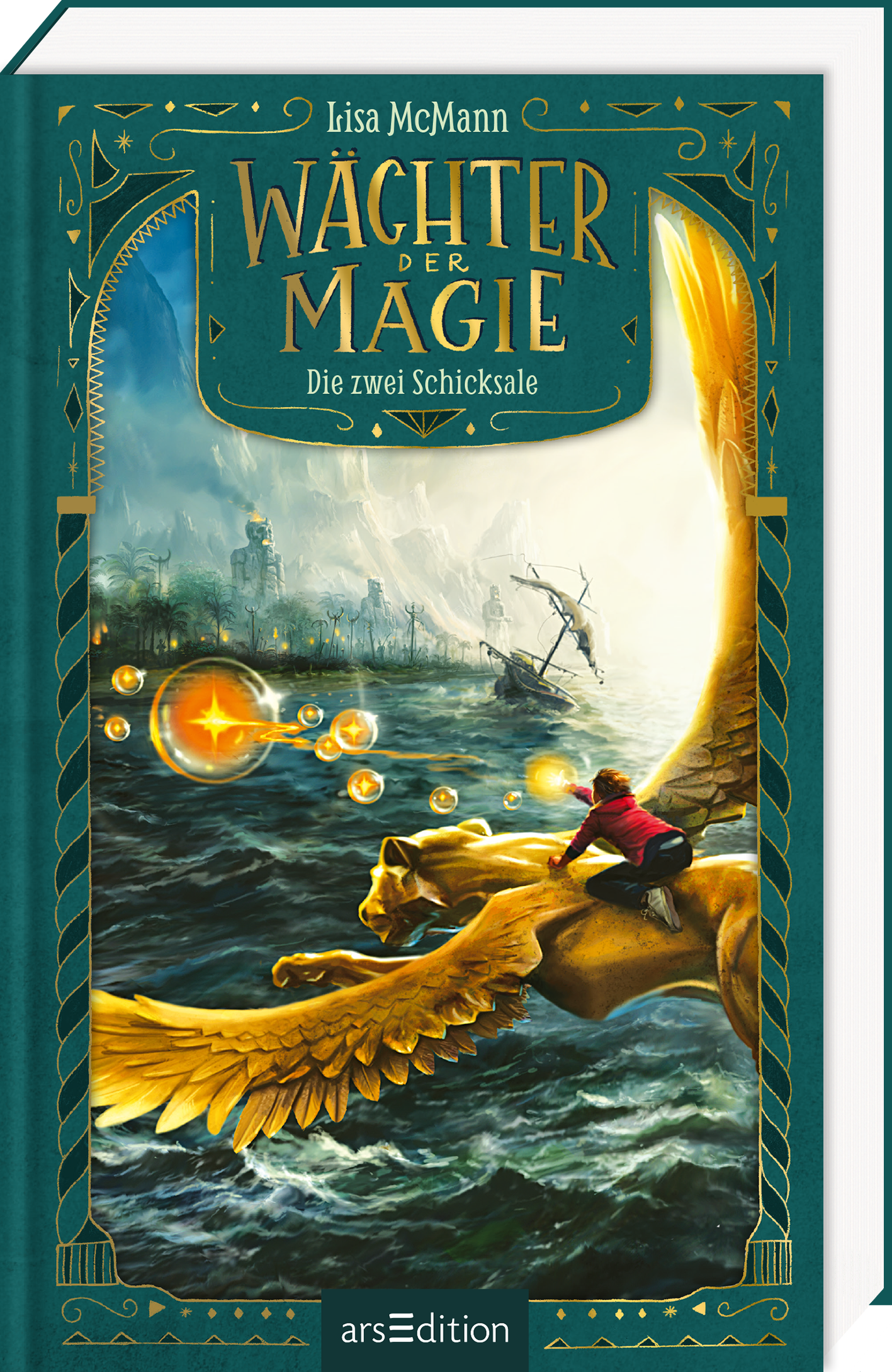 Das Buchcover von „Wächter der Magie – Die zwei Schicksale“ von Lisa McMann zeigt im Vordergrund einen goldenen, geflügelten Löwen über einem aufgewühlten Meer. Auf seinem Rücken kniet eine Junge in roter Jacke und dunkler Hose. Er streckt eine Hand nach einer leuchtenden, goldenen Kugel aus. Über dem Meer schweben weitere goldene Kugeln. Im Hintergrund ist ein sinkendes Schiff zu sehen. Am Horizont tauchen große Steinfiguren und hohe Berge auf. Der Titel steht in goldenen...