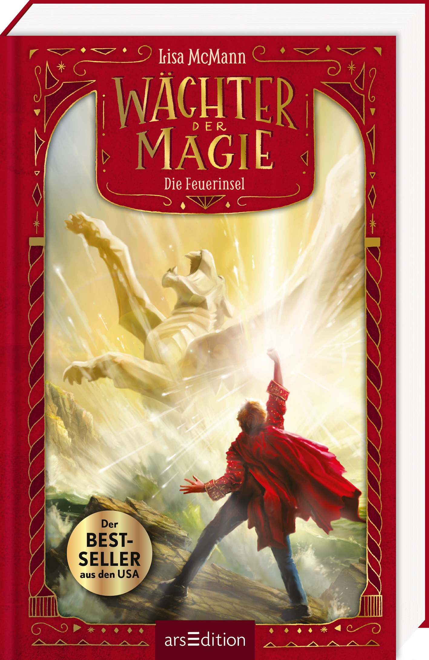 Der Buchtitel „Wächter der Magie – Die Feuerinsel“ ist oben mittig in goldenen, verzierten Buchstaben auf rotem Hintergrund geschrieben. Innerhalb des roten Rahmens zeigt das Cover eine dynamische Szene mit einem Jungen in einem weiten roten Mantel. Er steht auf einem felsigen Untergrund und streckt seinen Arm in die Luft. Aus seiner Hand strahlt ein intensives magisches Licht. Vor ihm erhebt sich ein riesiger geflügelter Löwe. Der Hintergrund ist von goldenem Licht und magischen...