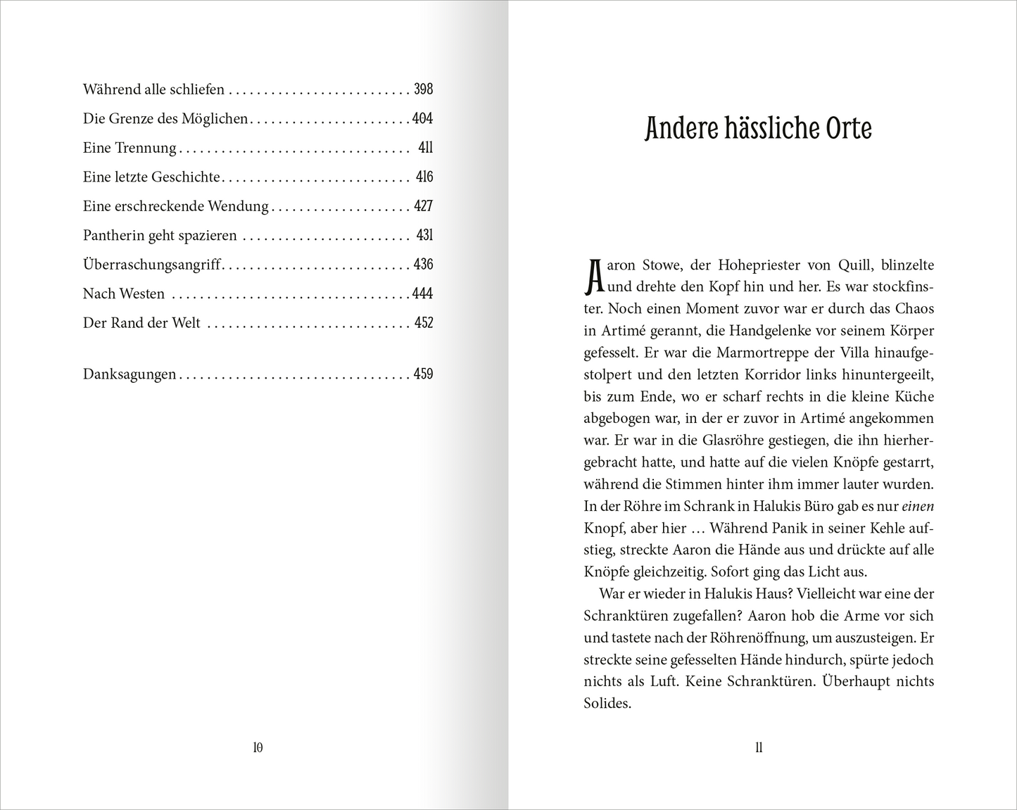 Gezeigt wird eine Innen- oder Zusatzansicht von „Wächter der Magie – Insel der Legenden“. Auf der linken Seite befindet sich das Inhaltsverzeichnis. Die rechte Seite zeigt den Beginn eines Kapitels in klarer, gut lesbarer Schrift. Die Texte sind in einem klassischen Serifenschriftstil gehalten, die Farbgebung ist in Schwarz- und Grautönen gehalten.