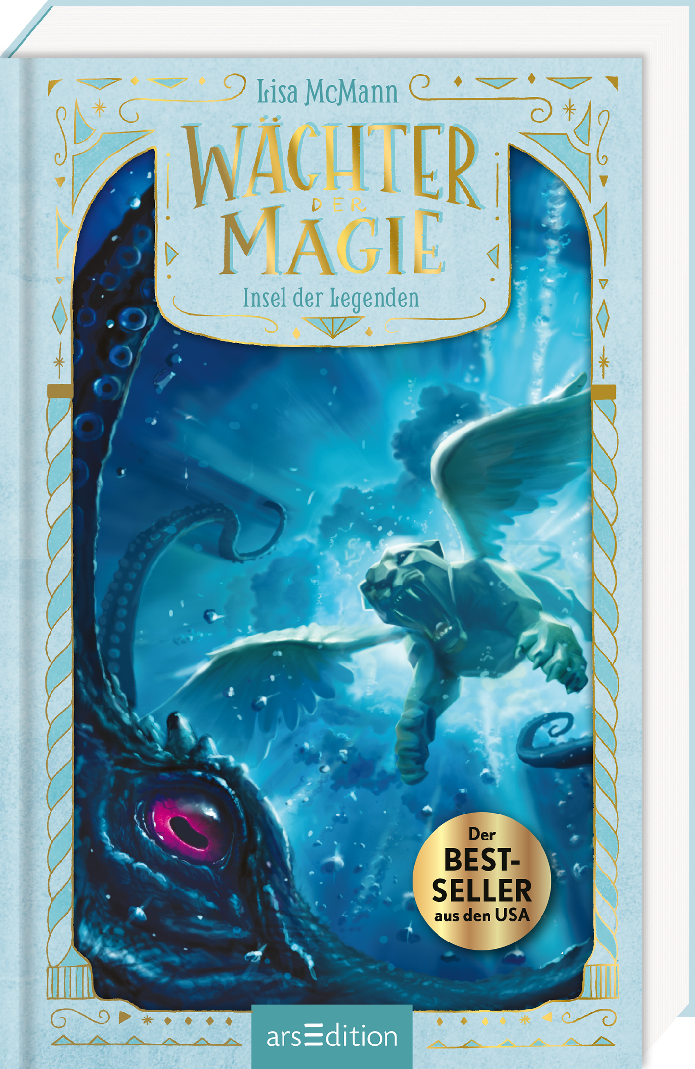 Der Titel „Wächter der Magie – Insel der Legenden“ steht oben in goldener Schrift auf einem verzierten, hellblauen Banner. Innerhalb eines hellblauen Rahmens zeigt das Cover einen geflügelten Löwen, der ins tiefblaue Wasser eintaucht. Sein Fell wirkt wie aus Stein. Er schwimmt auf eine riesige Kreatur mit Tentakeln zu, deren großes, rotes Auge in der linken Ecke abgebildet ist. Unten befinden sich ein runder Bestseller-Aufkleber. Ganz unten mittig steht der Logoschriftzug von...
