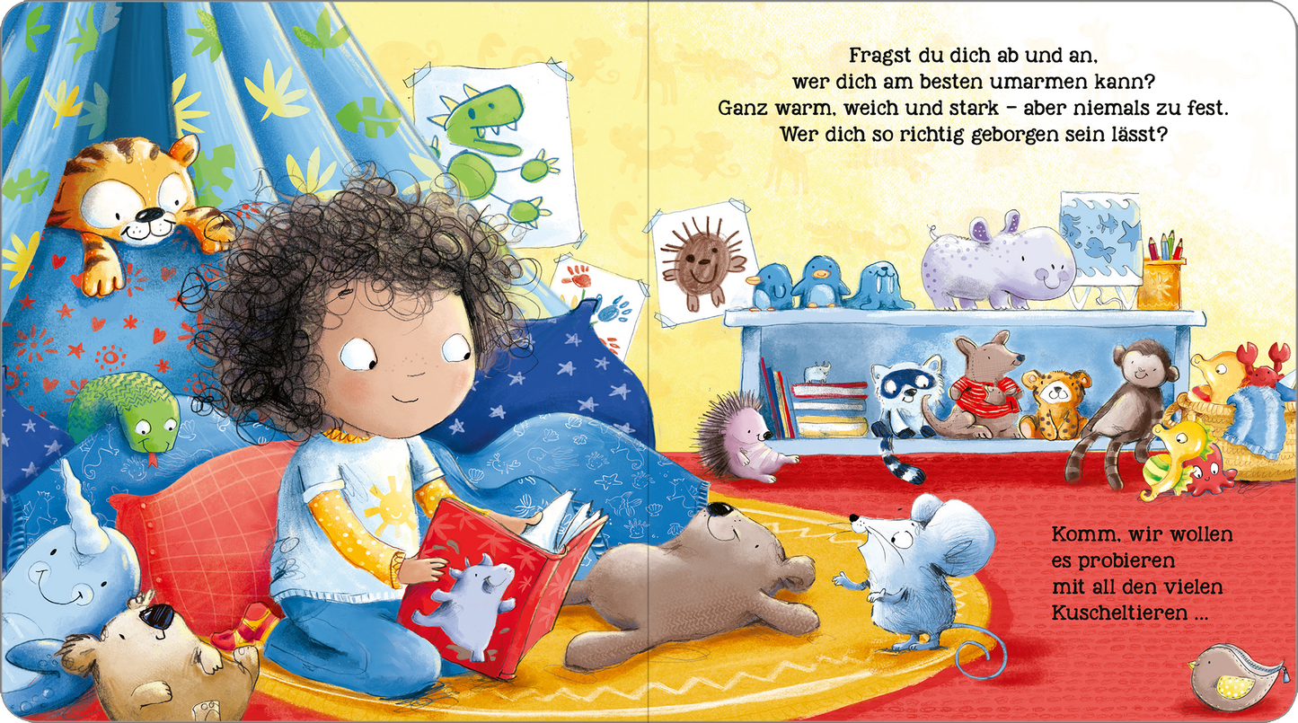 Gezeigt wird eine Innen- oder Zusatzansicht von „Die weltbeste Umarmung“. Die Illustration zeigt ein Kind mit lockigen Haaren, das auf einem farbenfrohen Teppich sitzt und ein Buch hält. Umgeben von verschiedenen Stofftieren in sanften Farben wie Blau, Braun und Grün. Im Hintergrund steht ein Regal mit weiteren Kuscheltieren und bunten Zeichnungen an der Wand. Die Schrift ist kindgerecht und vermittelt eine einladende Atmosphäre.