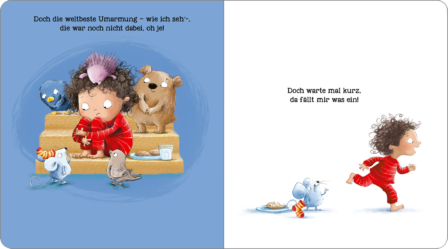 Gezeigt wird eine Innen- oder Zusatzansicht von „Die weltbeste Umarmung“. Auf der linken Seite sitzt ein Kind mit lockigem, braunem Haar in einem roten Schlafanzug auf einer Holzbank, umgeben von verschiedenen Tieren wie einem Hund, einer Maus, und einem Vogel. Die Farbpalette ist freundlich und hell, dominiert von Blau- und Rottönen. Auf der rechten Seite steht der Text in klarer, moderner Schrift, der in humorvollem Ton das Geschehen kommentiert.