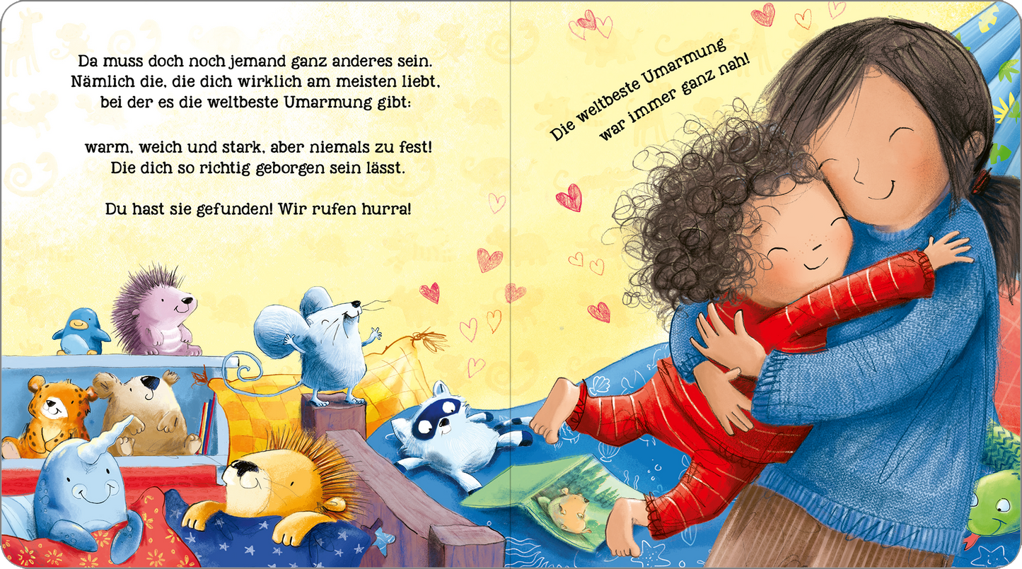 Gezeigt wird eine Innen- oder Zusatzansicht von „Die weltbeste Umarmung“. Die Illustration zeigt ein Kind mit lockigem Haar, das freudig in den Armen einer Mutter sitzt. Beide tragen bunte Kleidung – das Kind einen roten Schlafanzug und die Mutter einen blauen Pullover. Um sie herum sind verschiedene Tierfiguren und ein bunt gestaltetes Zimmer mit dekorativen Betten und Kissen zu sehen. Die Typografie ist freundlich und kindgerecht, mit warmen Farben, die eine einladende Atmosphäre...