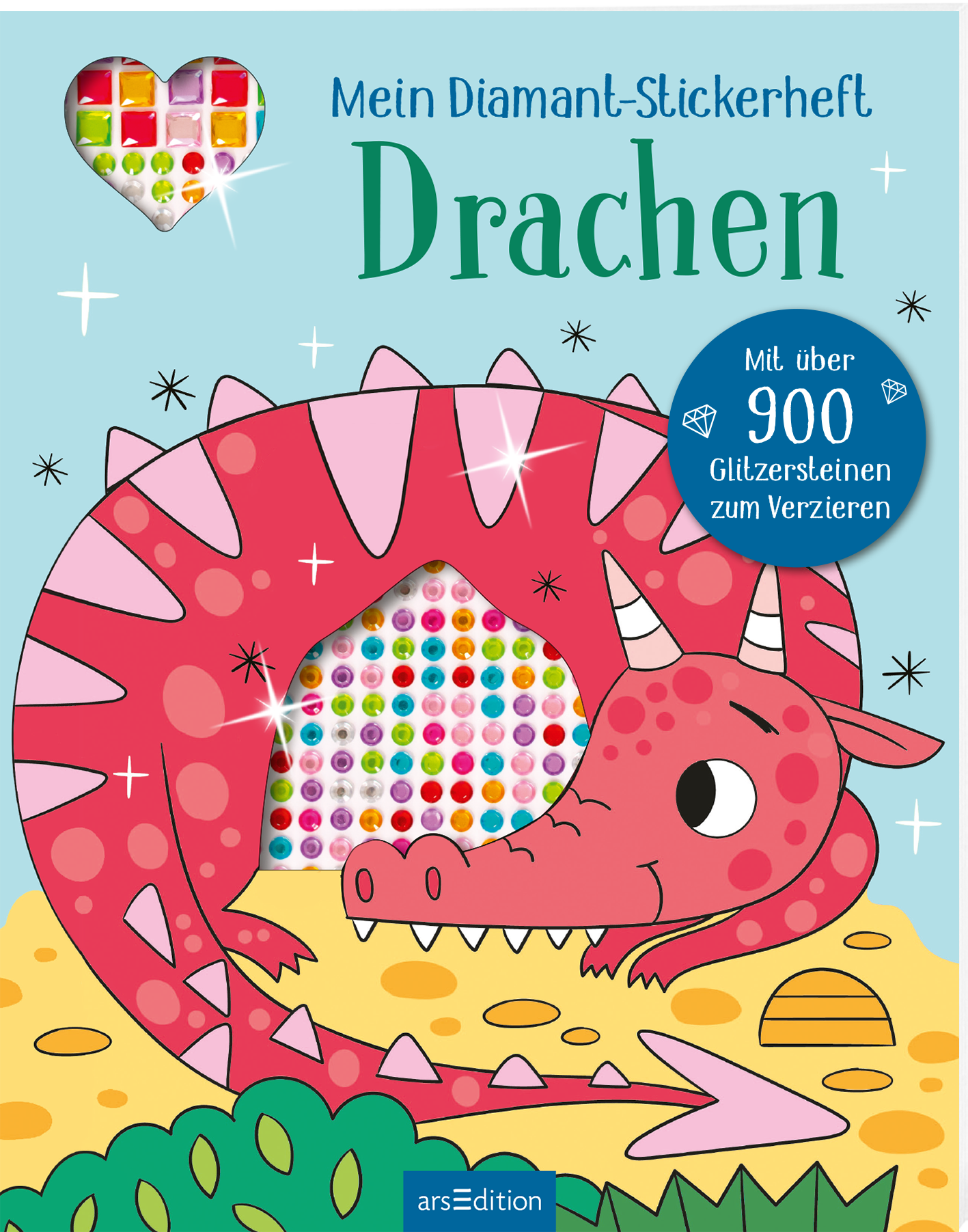 Man sieht eine 3D-Ansicht des Heftes. Das Buchcover zeigt einen fröhlichen, pinkfarbenen Drachen mit großen, funkelnden Augen, der auf einem Schatz liegt. Der Himmel ist hellblau, und im oberen linken Bereich befindet sich ein herzförmiges Fenster, das bunte Giltzersteine präsentiert. Der Titel „Mein Diamant-Stickerheft Drachen“ ist in verspielter Schrift hervorgehoben. Rechts unten gibt es einen blauen Kreis mit dem Text „Mit über 900 Glitzersteinen zum Verzieren“. Ganz unten...