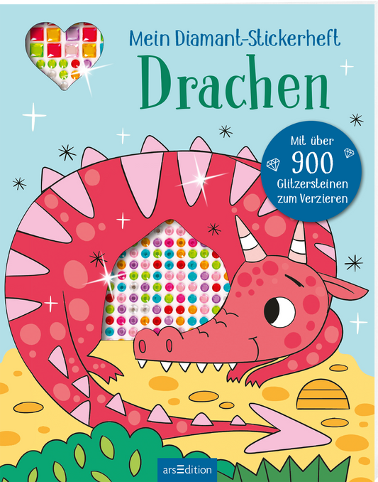 Man sieht eine 3D-Ansicht des Heftes. Das Buchcover zeigt einen fröhlichen, pinkfarbenen Drachen mit großen, funkelnden Augen, der auf einem Schatz liegt. Der Himmel ist hellblau, und im oberen linken Bereich befindet sich ein herzförmiges Fenster, das bunte Giltzersteine präsentiert. Der Titel „Mein Diamant-Stickerheft Drachen“ ist in verspielter Schrift hervorgehoben. Rechts unten gibt es einen blauen Kreis mit dem Text „Mit über 900 Glitzersteinen zum Verzieren“. Ganz unten...