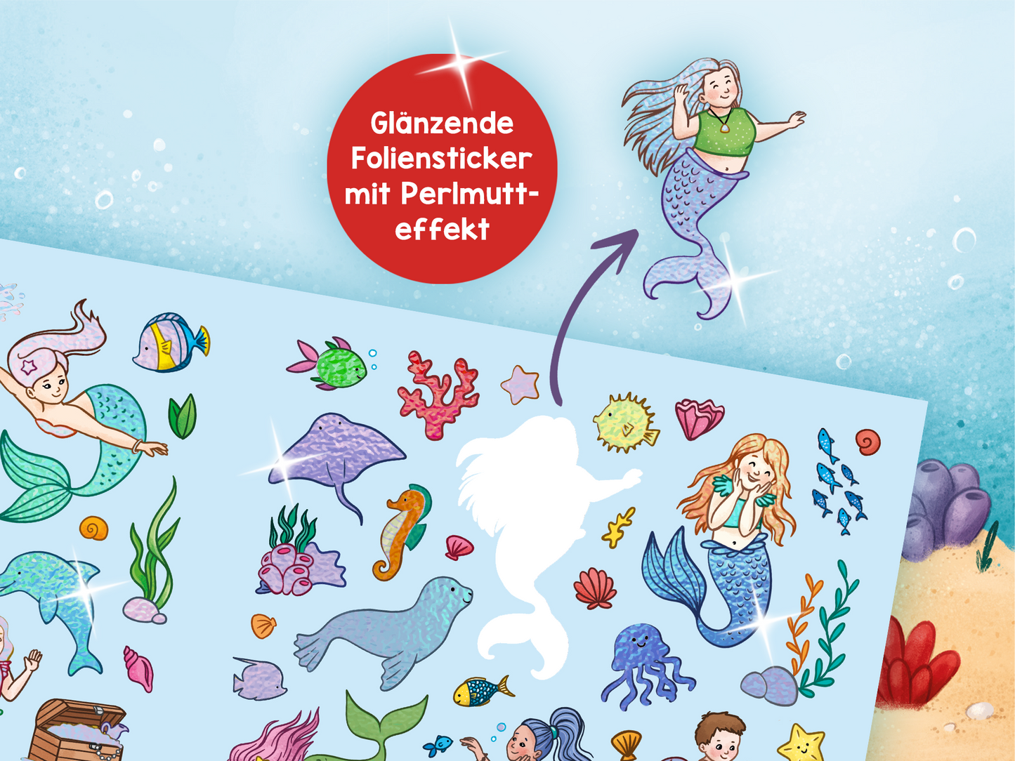 Gezeigt wird eine Innen- oder Zusatzansicht von „Mein schillerndes Stickerheft – Im Reich der Meerjungfrauen“. Die Grafik präsentiert eine Vielzahl bunter, glitzernder Foliensticker mit Perlmutt-Effekt. Zu sehen sind stilisierte Meerjungfrauen, Fische, Korallen und andere maritime Elemente auf einem hellblauen Hintergrund. Die Verwendung lebendiger Farben wie Lila, Pink und Grün sorgt für eine fröhliche Atmosphäre. Eine rot umrandete Sprechblase informiert über die speziellen...