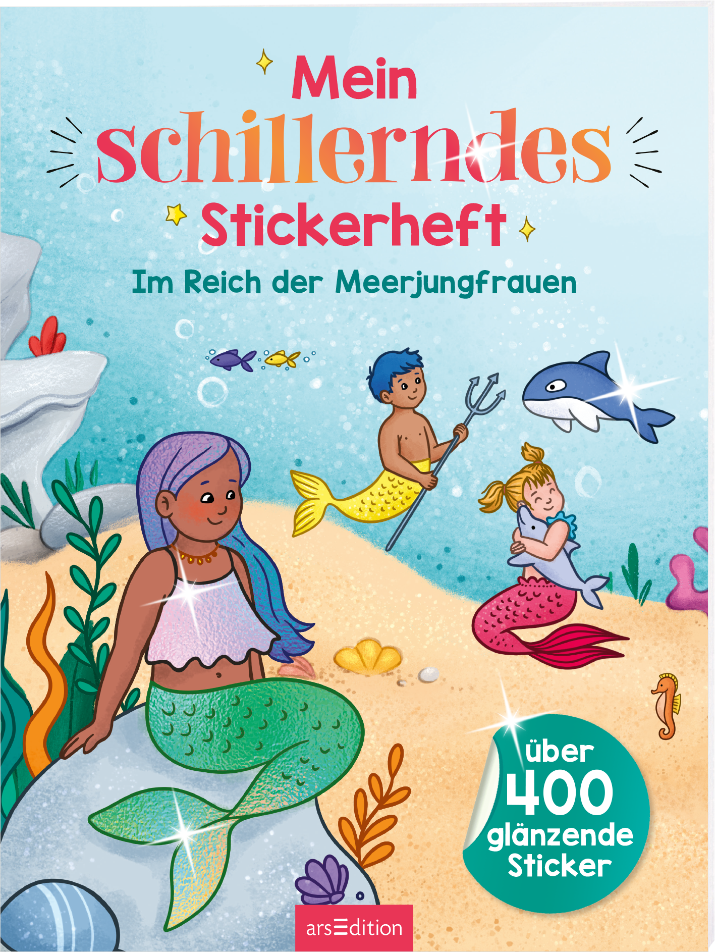 Das Buchcover zeigt eine farbenfrohe Unterwasserwelt mit verschiedenen Meerjungfrauen in lebendigen Farben wie Blau, Pink und Gelb. Im Vordergrund sitzt eine Meerjungfrau mit lila Haaren und einem schillernden Fischschwanz. Daneben spielt ein Junge mit einem Dreizack und lächelt. Oben steht der Titel „Mein schillerndes Stickerheft“ in verspielter Schrift, darunter der Untertitel „Im Reich der Meerjungfrauen“. Ein Hinweis „über 400 glänzende Sticker“ ist ebenfalls sichtbar. Ganz...