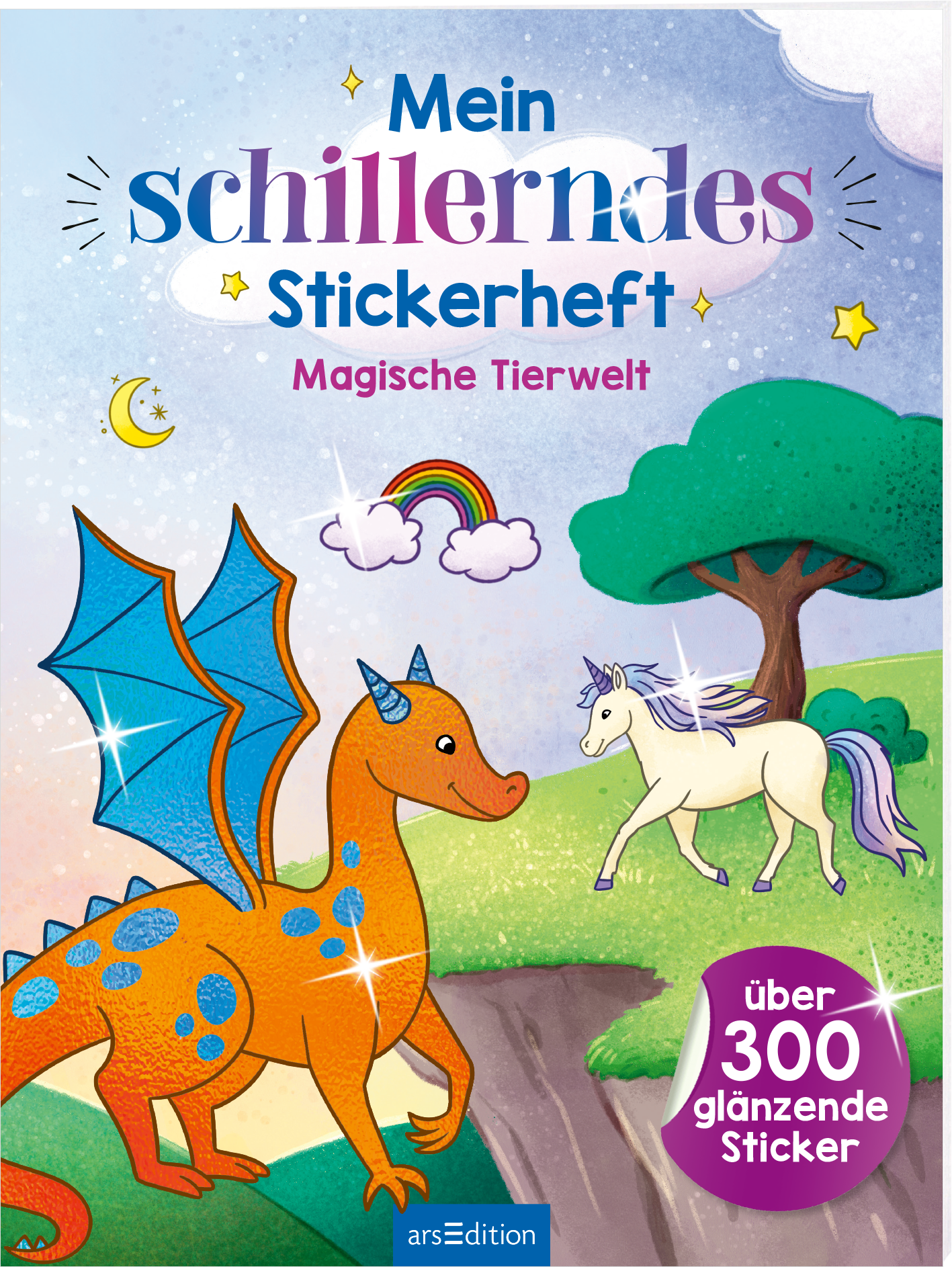 Das Buchcover zeigt eine farbenfrohe, fantasievolle Szene mit einem blauen Drachen und einem weißen Einhorn, die in einer magischen Landschaft stehen. Der Drache ist mit orangefarbenen Flecken verziert, während das Einhorn einen schimmernden Schweif hat. Ein Regenbogen und Wolken bilden den Hintergrund, umgeben von zarten Sternen und einem Mond. Oben steht in verspielter Schrift „Mein schillerndes Stickerheft“, darunter „Magische Tierwelt“. Ein roter Button mit dem Text „über 300...