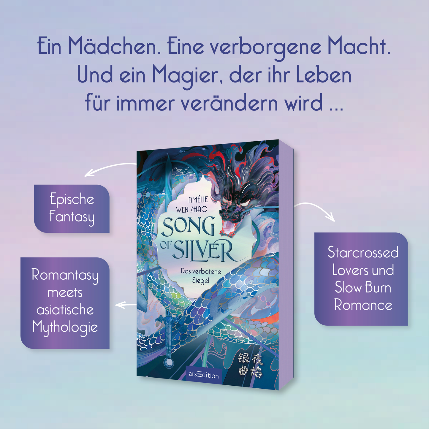 Gezeigt wird eine Innen- oder Zusatzansicht von „Song of Silver – Das verbotene Siegel“. Das Cover ist in lebendigen Farben gestaltet, mit dominierenden Blau- und Grüntönen sowie Akzenten in Rot. Der Titel „Song of Silver“ ist in einer eleganten, gut lesbaren Schriftart platziert. Um das Cover herum finden sich erläuternde Textboxen, die zentrale Themen wie „epische Fantasy“ und „asiatische Mythologie“ visuell hervorheben. Die Gesamtkomposition strahlt dynamische Energie...