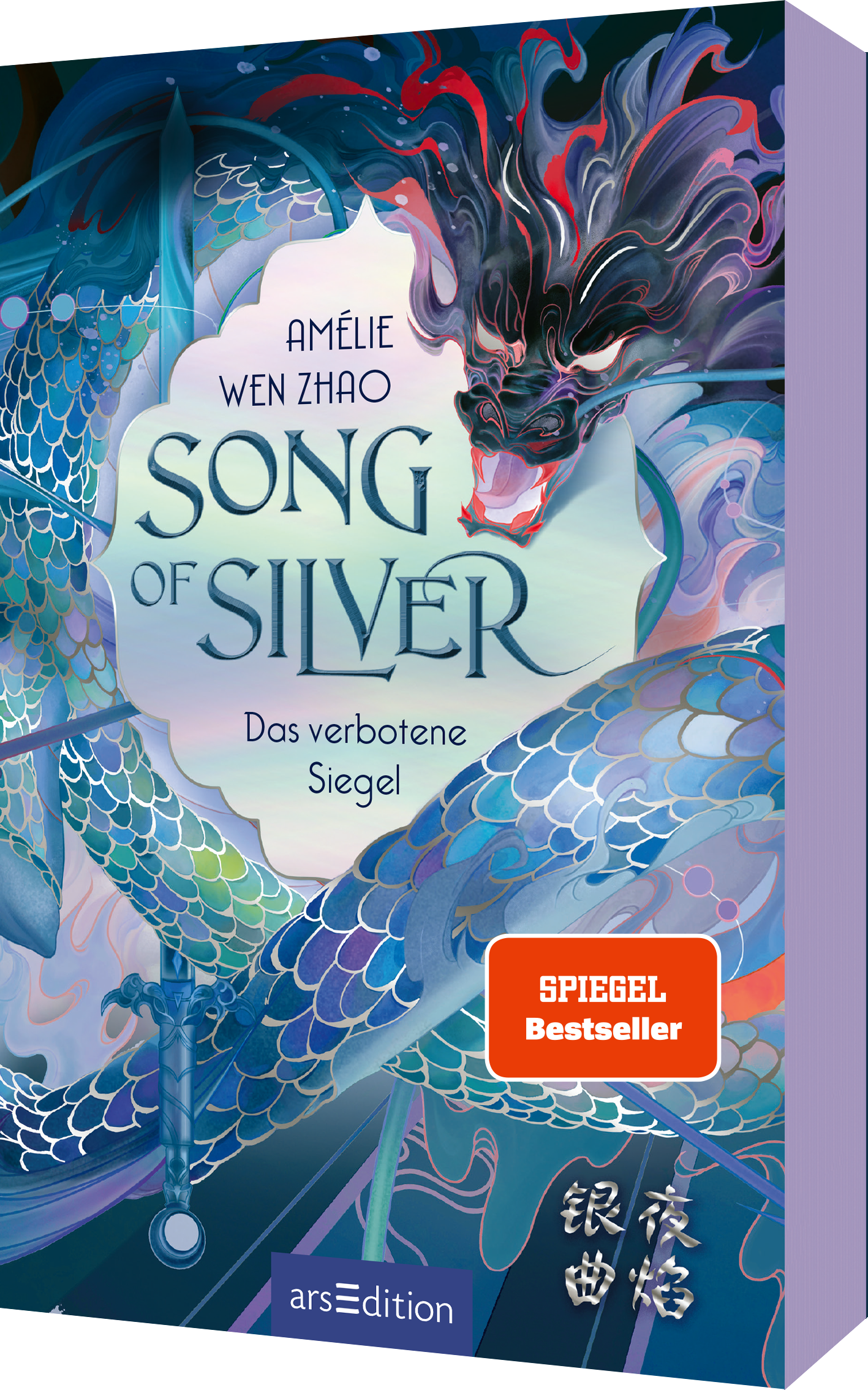Das Buchcover zeigt eine fantasievolle Komposition mit lebhaften Farben. Ein kraftvoller Drache in verschiedenen Blau- und Grüntönen umgibt den Titel „Song of Silver“, der in elegantem, geschwungenem Schriftzug gestaltet ist. Der Untertitel „Das verbotene Siegel“ ist dezent darunter platziert. In der oberen linken Ecke befindet sich der Name der Autorin Amélie Wen Zhao. Ein roter SPIEGEL-Bestseller-Button hebt sich deutlich ab. Ganz unten mittig steht der Logoschriftzug von...