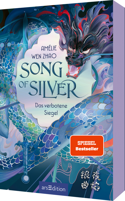 Das Buchcover zeigt eine fantasievolle Komposition mit lebhaften Farben. Ein kraftvoller Drache in verschiedenen Blau- und Grüntönen umgibt den Titel „Song of Silver“, der in elegantem, geschwungenem Schriftzug gestaltet ist. Der Untertitel „Das verbotene Siegel“ ist dezent darunter platziert. In der oberen linken Ecke befindet sich der Name der Autorin Amélie Wen Zhao. Ein roter SPIEGEL-Bestseller-Button hebt sich deutlich ab. Ganz unten mittig steht der Logoschriftzug von...