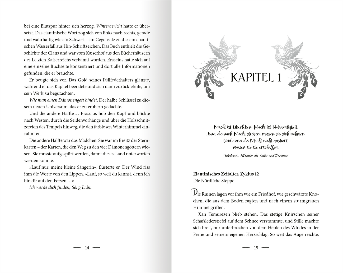Gezeigt wird eine Innen- oder Zusatzansicht von „Dark Star Burning – Das letzte Kaiserreich“. Die Seiten präsentieren einen klaren, gut lesbaren Text in schwarzer Typografie auf hellem Hintergrund. Der Kapitelüberschrift „KAPITEL 1“ ist künstlerisch gestaltet und mit eleganten, grafischen Elementen verziert, darunter stilisierte Raben. Der Text ist in Absätze gegliedert und vermittelt eine fesselnde Erzählweise, während Randnotizen und Fußnoten gestalterische Details...