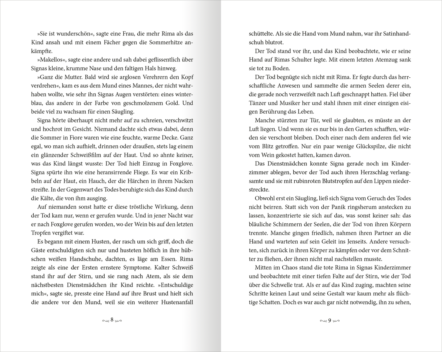 Gezeigt wird eine Innen- oder Zusatzansicht von „Belladonna – Die Berührung des Todes“. Die Seiten sind im klassischen Layout gehalten, mit zwei Spalten, die jeweils Text enthalten. Die Typografie ist gut lesbar, in einem serifenbetonten Schriftstil in Schwarz auf einem cremefarbenen Hintergrund, der den Kontrast unterstützt. Am Seitenrand sind dekorative Elemente im filigranen Design, die die mystische Stimmung des Werkes unterstreichen.