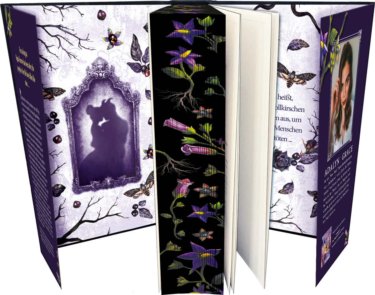 Gezeigt wird eine Innen- oder Zusatzansicht von „Belladonna – Die Berührung des Todes“. Die Gestaltung ist geprägt von sanften Lila- und Violetttönen, ergänzt durch dunkle, blattartige Motive. Auf der linken Innenseite befindet sich ein eleganter Schattenriss, während rechts ein Porträt mit dem Namen der Autorin präsentiert wird. Florale Illustrationen in leuchtenden Farben ziehen sich über den Buchschnitt. Die Schrift ist klar und gut lesbar.