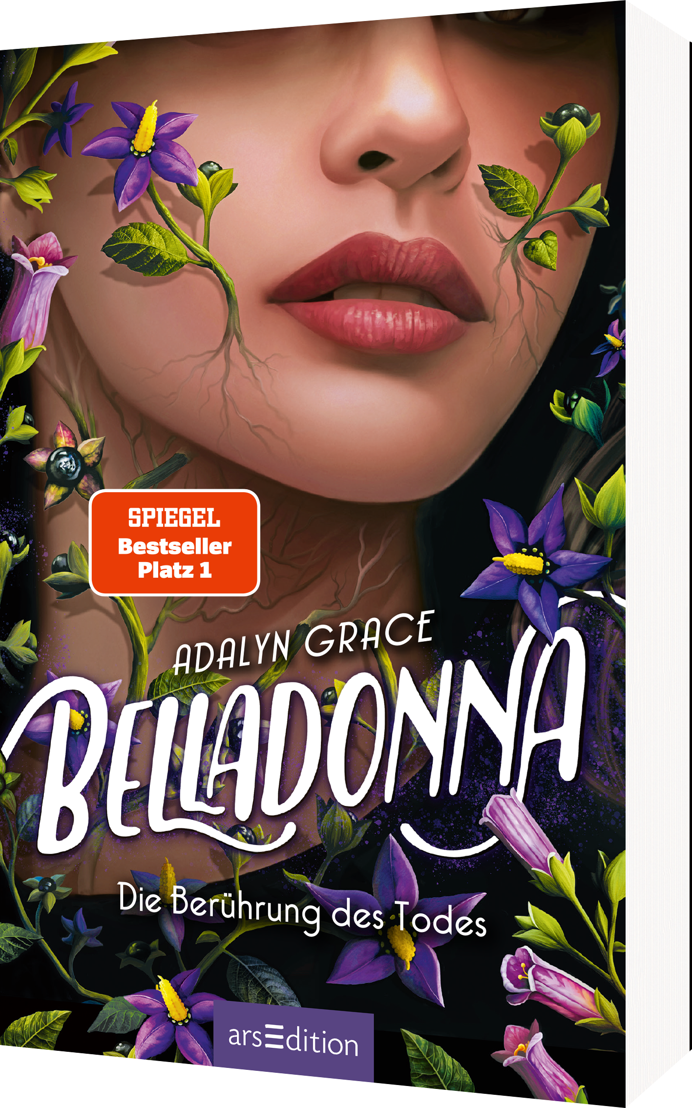 Das Buchcover zeigt das portraitierte Gesicht einer jungen Frau mit sanften Lippen und geheimnisvollem Blick, das von lila Blumen und grünen Blättern umrahmt ist, die wie Wurzeln erscheinen. Der Titel „BELLADONNA“ ist in verschnörkelter, weißer Schrift gehalten, während der Autorennamen „Adalyn Grace“ über dem Titel platziert ist. Oben links prangt ein roter Button mit der Aufschrift „SPIEGEL Bestseller Platz 1“. Ganz unten mittig steht der Logoschriftzug von arsEdition.
