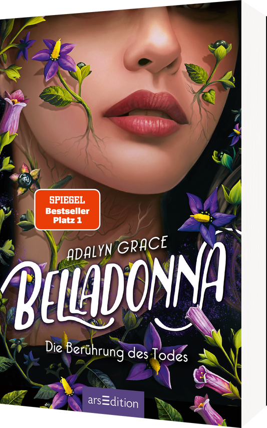 Das Buchcover zeigt das portraitierte Gesicht einer jungen Frau mit sanften Lippen und geheimnisvollem Blick, das von lila Blumen und grünen Blättern umrahmt ist, die wie Wurzeln erscheinen. Der Titel „BELLADONNA“ ist in verschnörkelter, weißer Schrift gehalten, während der Autorennamen „Adalyn Grace“ über dem Titel platziert ist. Oben links prangt ein roter Button mit der Aufschrift „SPIEGEL Bestseller Platz 1“. Ganz unten mittig steht der Logoschriftzug von arsEdition.