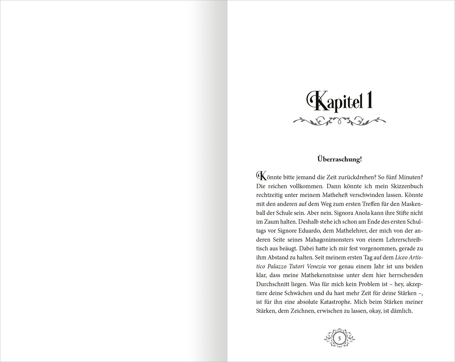 Gezeigt wird eine Innen- oder Zusatzansicht von „Stadt aus Wasser und Licht – Die Maskenmagierin“. Die Seite enthält den Titel „Kapitel 1“ in einer eleganten, geschwungenen Schriftart, gefolgt von der Überschrift „Überraschung!“ in klarer, gut lesbarer Schrift. Der Text ist schwarz auf hellem Hintergrund und lässt sich gut ablesen. Ornamente am oberen Ende der Seite verleihen dem Layout eine künstlerische Note, während der linke Bereich der Seite unverändert bleibt, was...