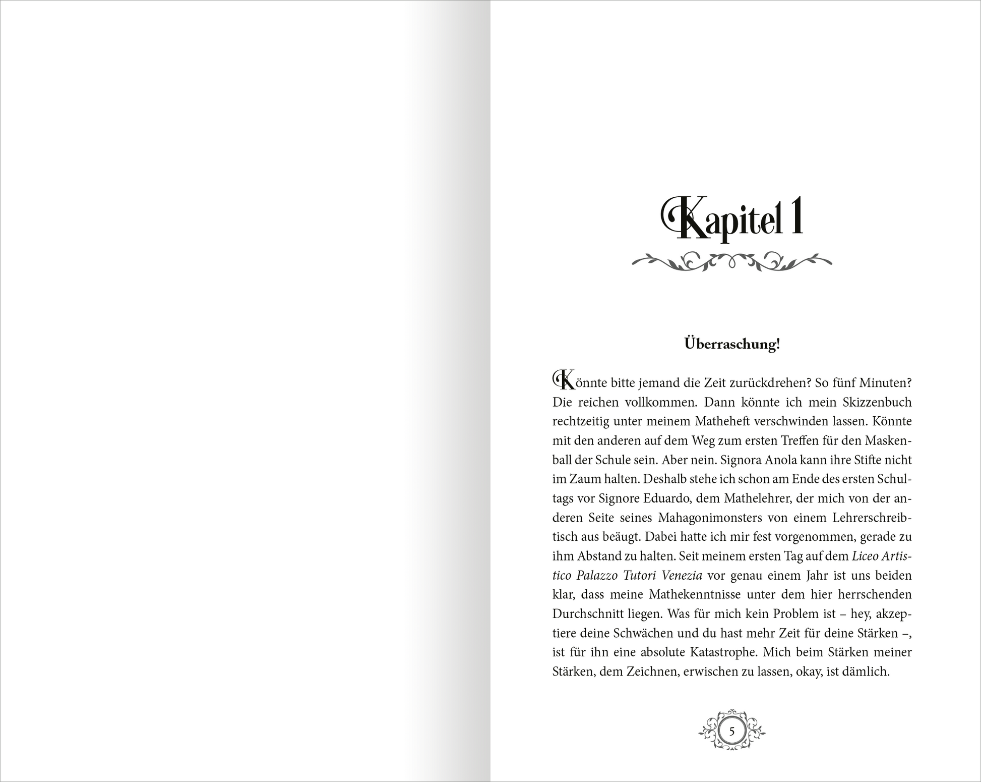 Gezeigt wird eine Innen- oder Zusatzansicht von „Stadt aus Wasser und Licht – Die Maskenmagierin“. Die Seite enthält den Titel „Kapitel 1“ in einer eleganten, geschwungenen Schriftart, gefolgt von der Überschrift „Überraschung!“ in klarer, gut lesbarer Schrift. Der Text ist schwarz auf hellem Hintergrund und lässt sich gut ablesen. Ornamente am oberen Ende der Seite verleihen dem Layout eine künstlerische Note, während der linke Bereich der Seite unverändert bleibt, was...