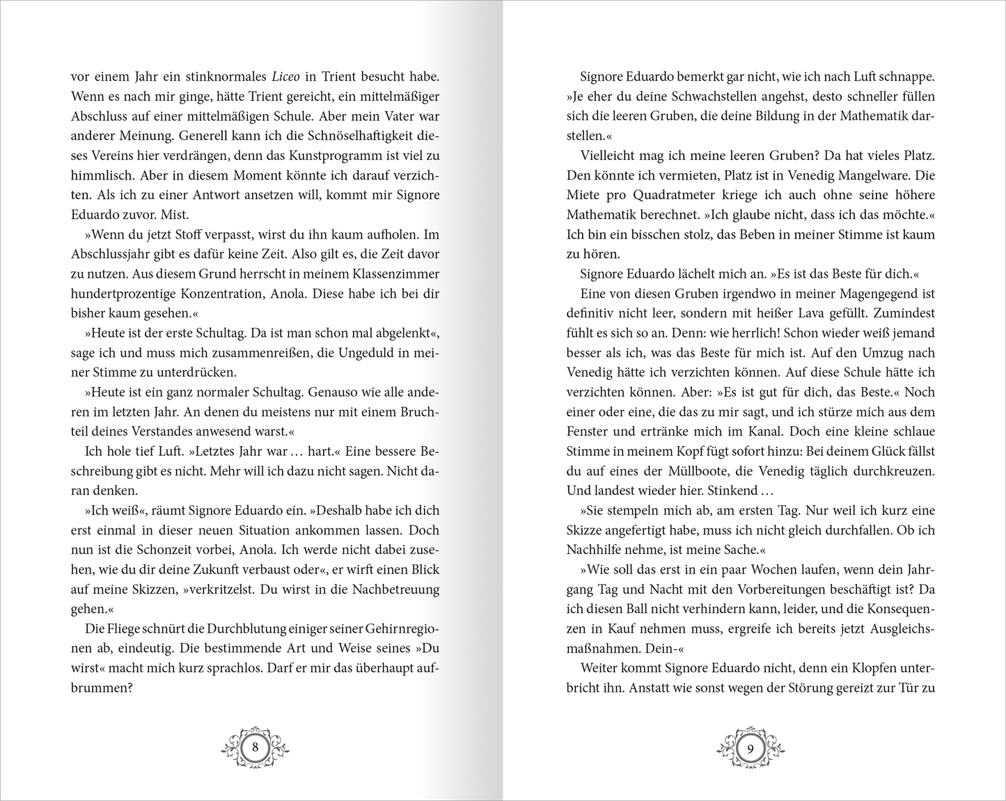 Gezeigt wird eine Innenansicht von „Stadt aus Wasser und Licht – Die Maskenmagierin“. Die Doppelseite zeigt einen ansprechend gestalteten Textblock mit klarer, gut lesbarer Schrift in Schwarz auf einem sanften, hellen Hintergrund. Der typographische Stil vermittelt eine harmonische Atmosphäre. Einige Absätze sind durch Einzüge und Zeilenabstände klar strukturiert. Eingerahmt sind die Seiten von zarten grafischen Elementen, die das maritime Thema der Geschichte unterstreichen und zur...