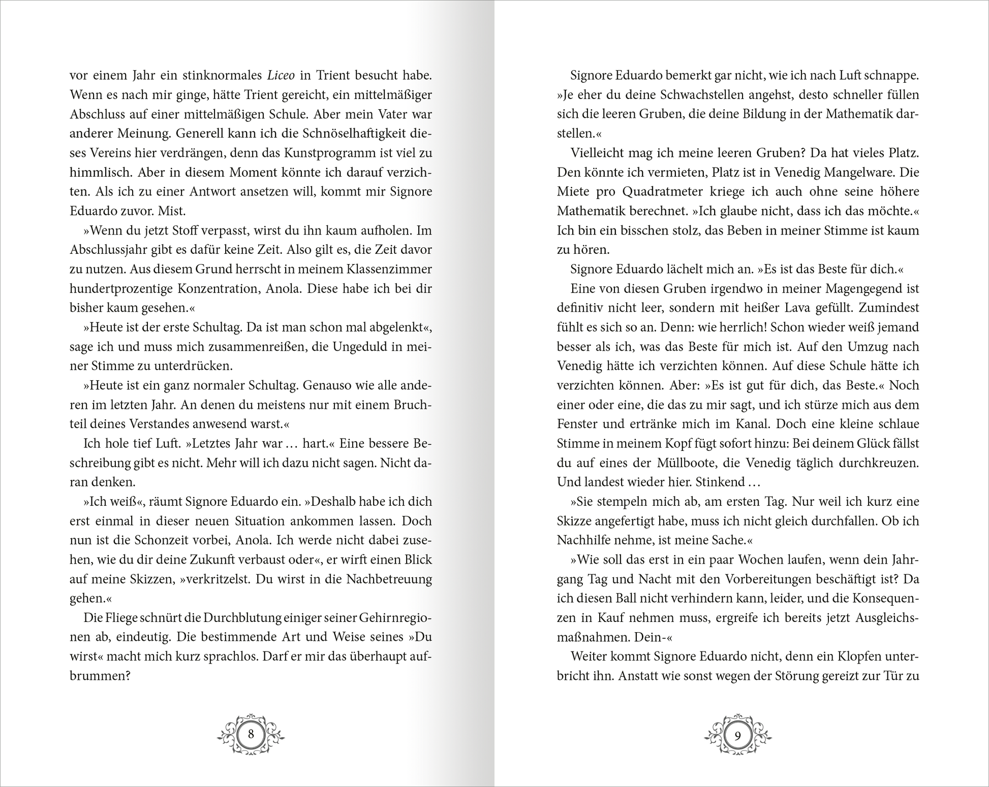 Gezeigt wird eine Innenansicht von „Stadt aus Wasser und Licht – Die Maskenmagierin“. Die Doppelseite zeigt einen ansprechend gestalteten Textblock mit klarer, gut lesbarer Schrift in Schwarz auf einem sanften, hellen Hintergrund. Der typographische Stil vermittelt eine harmonische Atmosphäre. Einige Absätze sind durch Einzüge und Zeilenabstände klar strukturiert. Eingerahmt sind die Seiten von zarten grafischen Elementen, die das maritime Thema der Geschichte unterstreichen und zur...